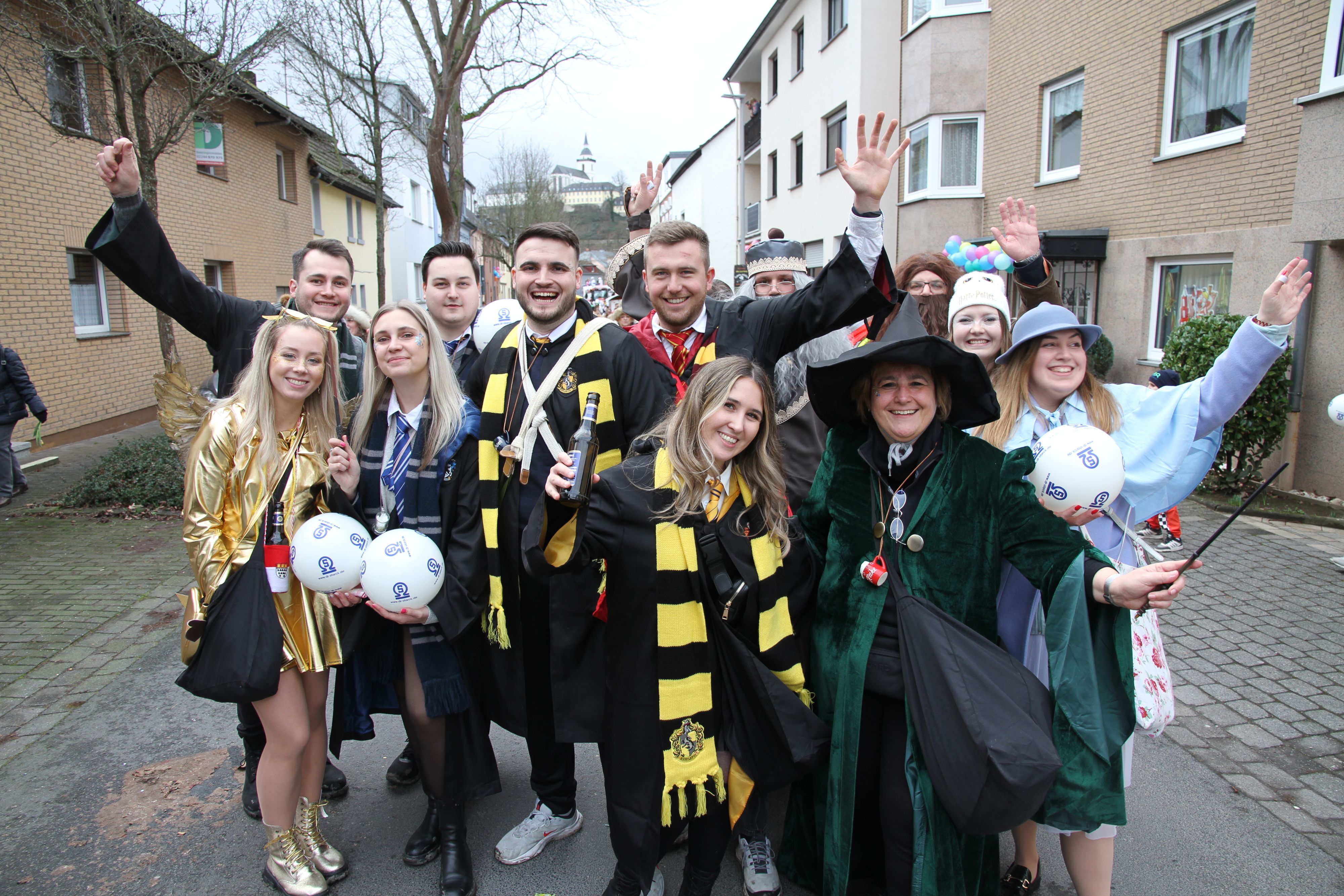 Eine Gruppe von kostümierten Jecken im Wolsdorfer Zug.