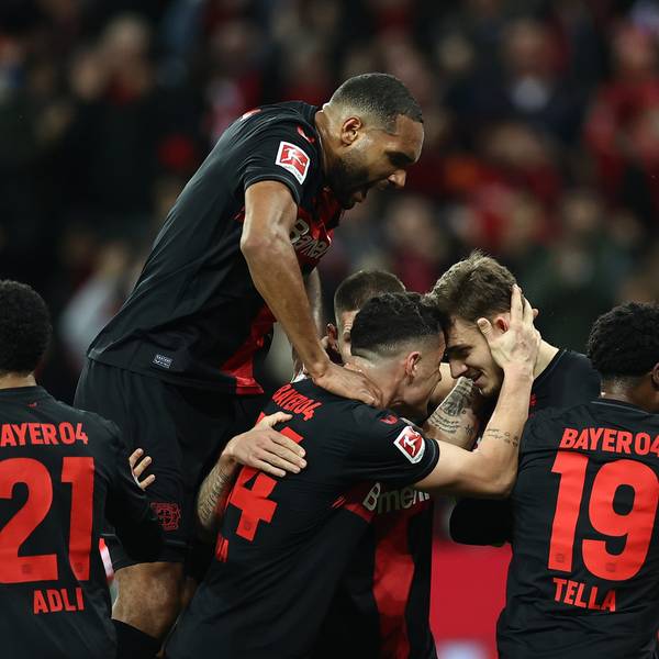 10.02.2024, Nordrhein-Westfalen, Leverkusen: Fußball: Bundesliga, Bayer Leverkusen - Bayern München, 21. Spieltag in der BayArena, Leverkusens Josip Stanisic (2.v.r) jubelt mit seinen Teamkameraden über sein Tor zum 1:0.
Der Jubel bei Bayer Leverkusen war am Wochenende groß.