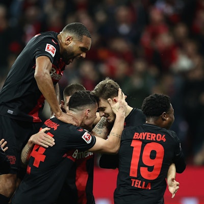 10.02.2024, Nordrhein-Westfalen, Leverkusen: Fußball: Bundesliga, Bayer Leverkusen - Bayern München, 21. Spieltag in der BayArena, Leverkusens Josip Stanisic (2.v.r) jubelt mit seinen Teamkameraden über sein Tor zum 1:0.
Der Jubel bei Bayer Leverkusen war am Wochenende groß.