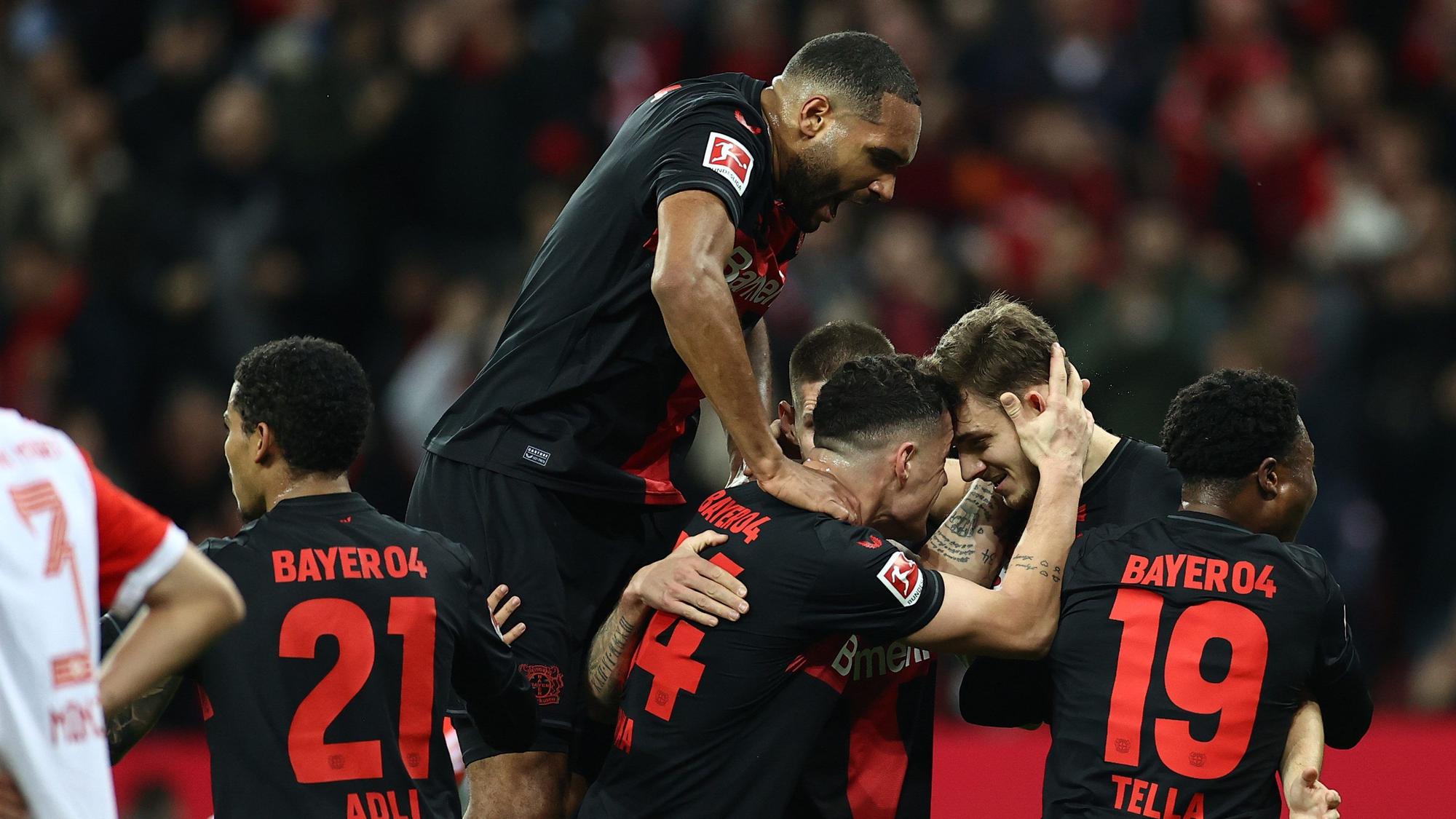 10.02.2024, Nordrhein-Westfalen, Leverkusen: Fußball: Bundesliga, Bayer Leverkusen - Bayern München, 21. Spieltag in der BayArena, Leverkusens Josip Stanisic (2.v.r) jubelt mit seinen Teamkameraden über sein Tor zum 1:0.
Der Jubel bei Bayer Leverkusen war am Wochenende groß.
