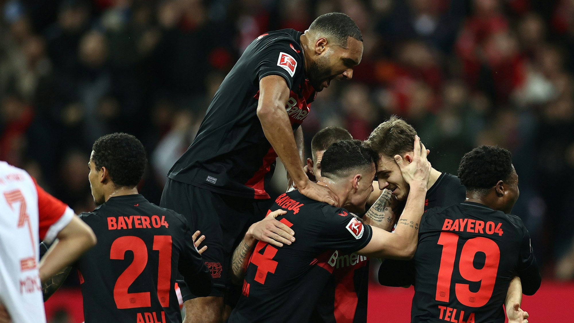 10.02.2024, Nordrhein-Westfalen, Leverkusen: Fußball: Bundesliga, Bayer Leverkusen - Bayern München, 21. Spieltag in der BayArena, Leverkusens Josip Stanisic (2.v.r) jubelt mit seinen Teamkameraden über sein Tor zum 1:0.
Der Jubel bei Bayer Leverkusen war am Wochenende groß.