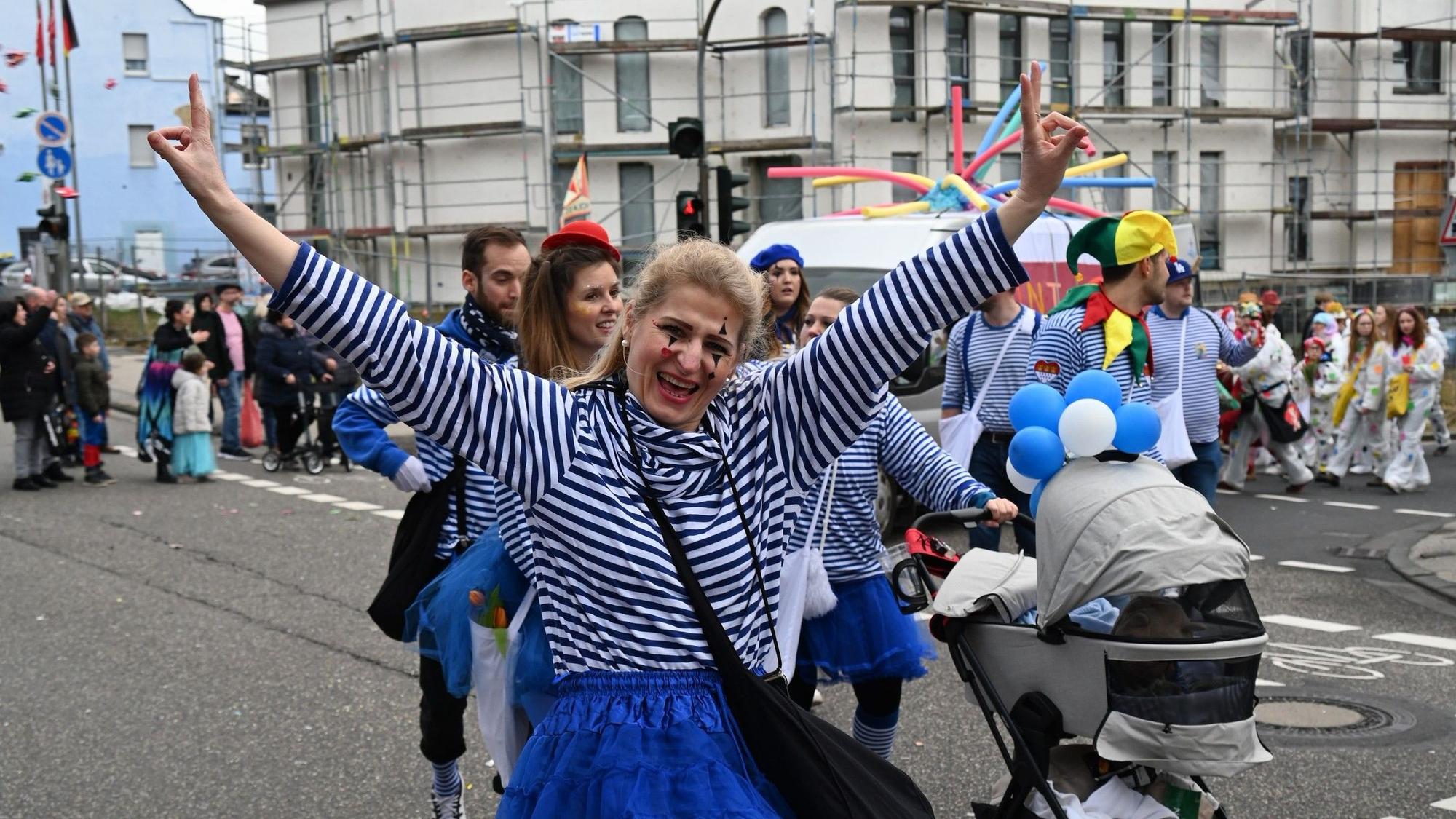 Eine Frau in den Farben Blau und Weiß.