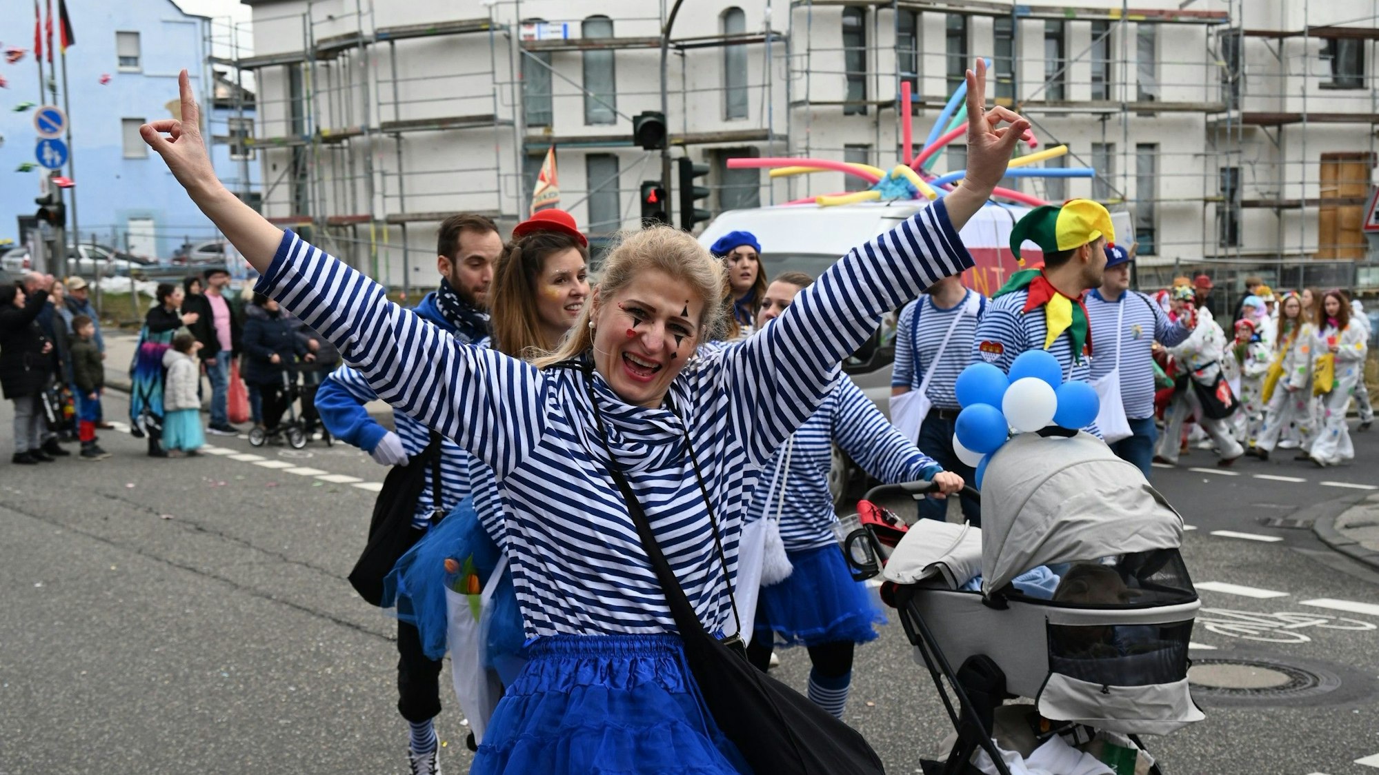 Eine Frau in den Farben Blau und Weiß.