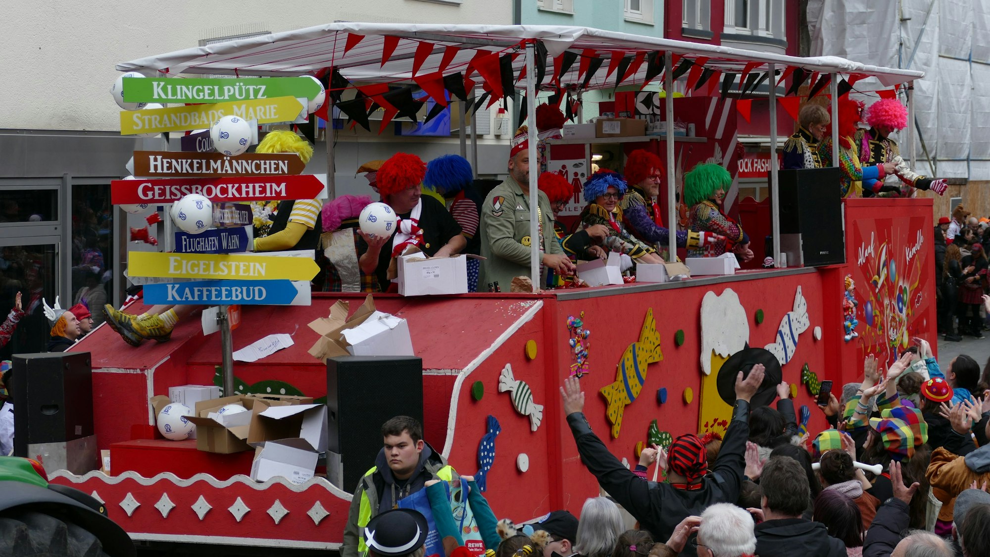 Zug in Troisdorf: Alle Wege führen nach Rom und irgendwann zurück nach Köln. Und wer sich verirrt, für den gibt es diesen Wegweiser.
