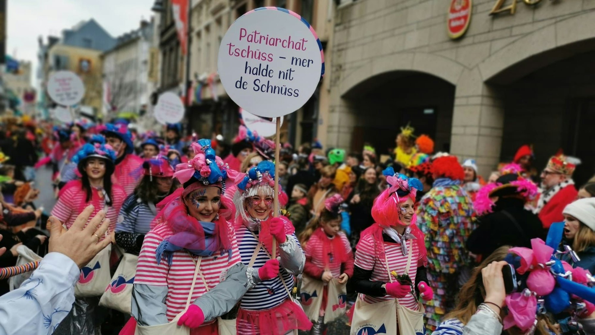 Seit 11.11 Uhr ziehen die Teilnehmer der Schull-und Veedelszöch in Köln durch die Stadt.