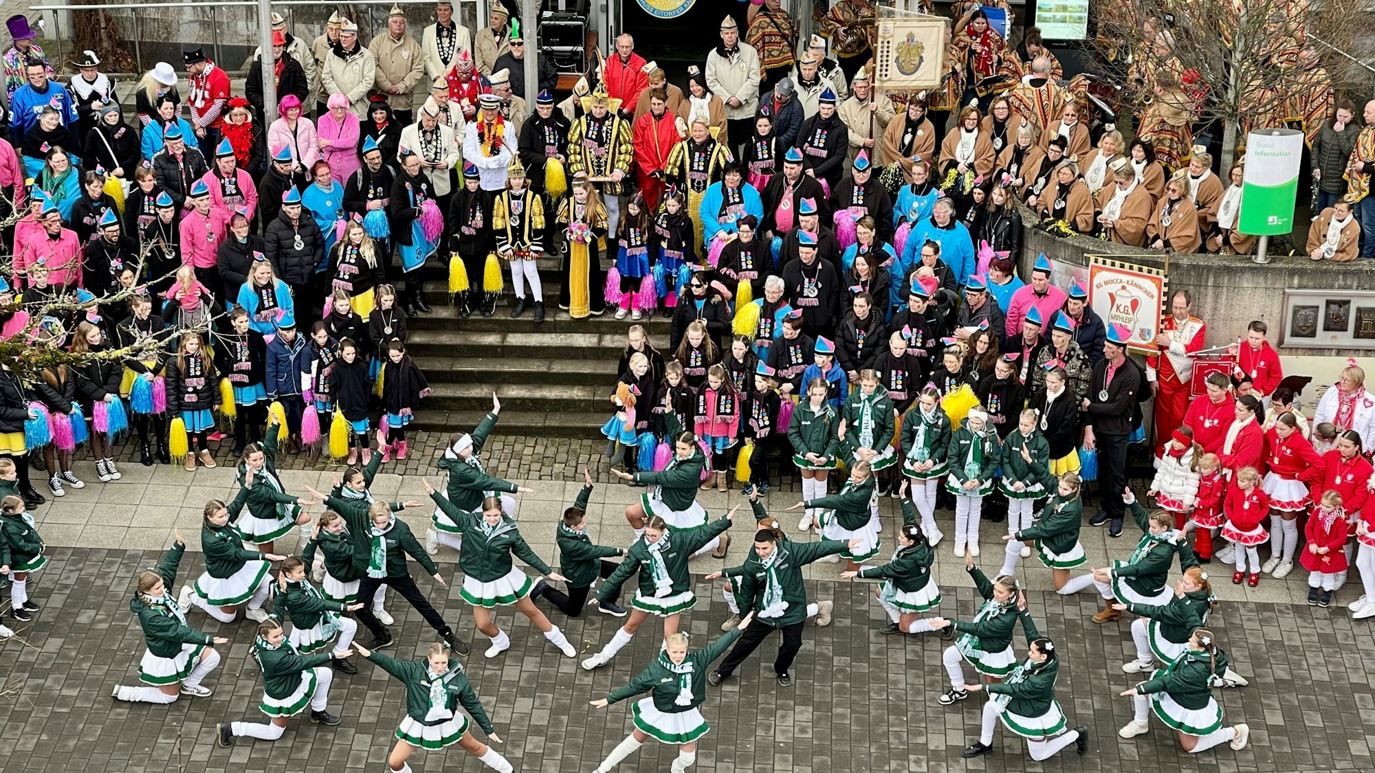Die jungen Tänzerinnen und Tänzer der Turmgarde in ihren grün-weißen Uniformen performten auf dem Rathausvorplatz.