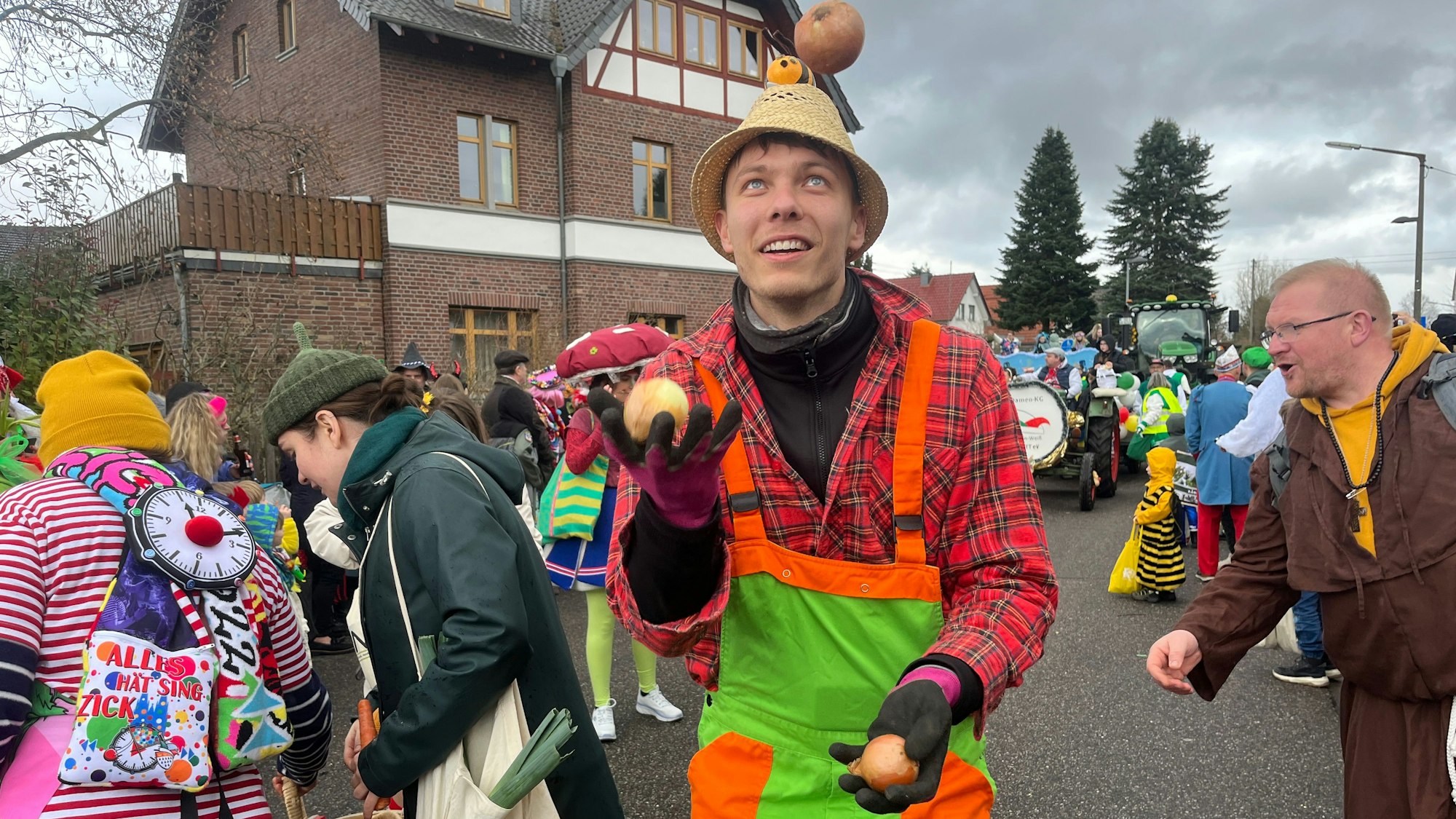 Dieser Jeck von Buntes Jemös jonglierte mit Kartoffeln.