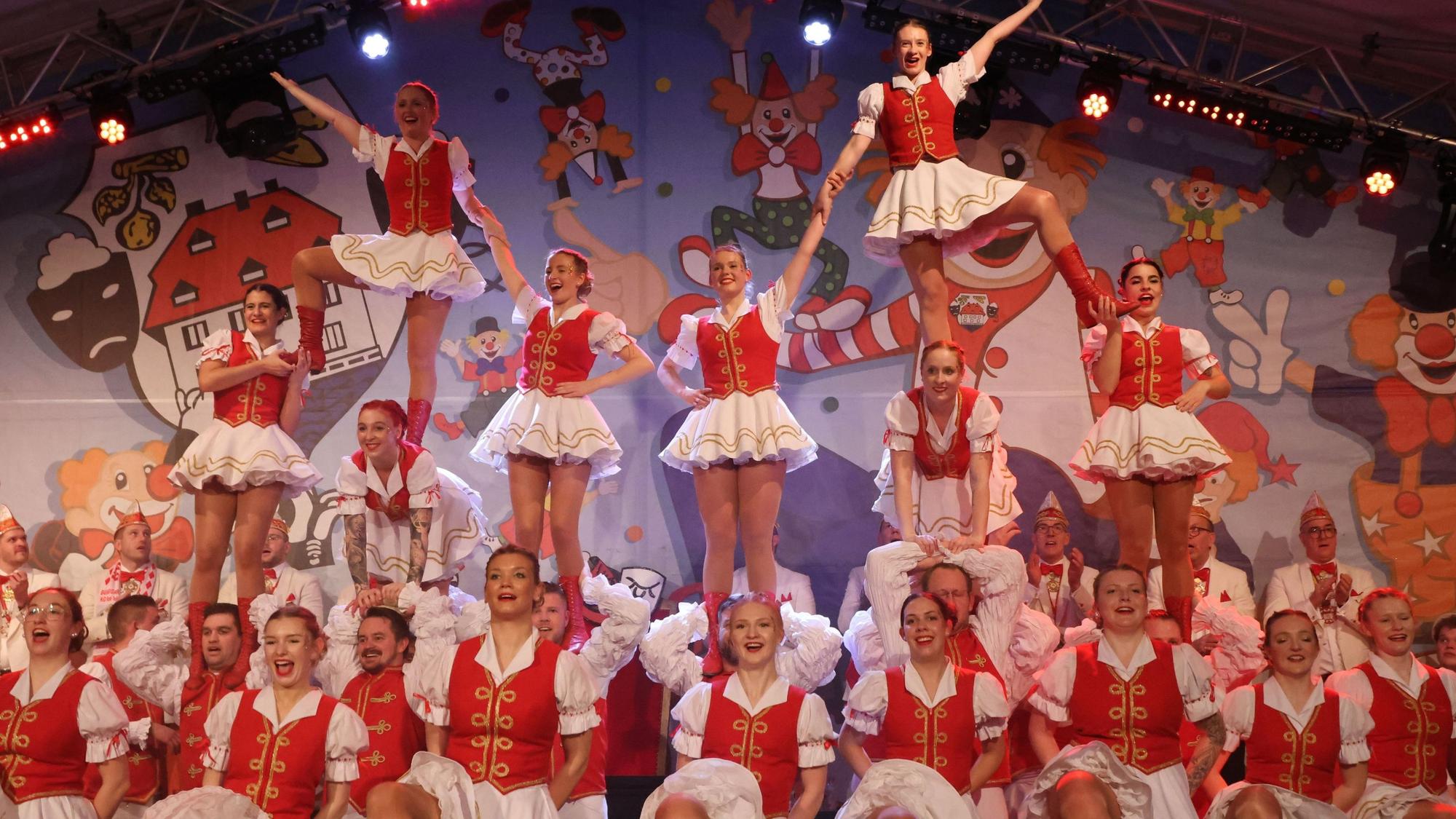Die Denklinger Burggarde bei ihrem Auftritt im Festzelt.