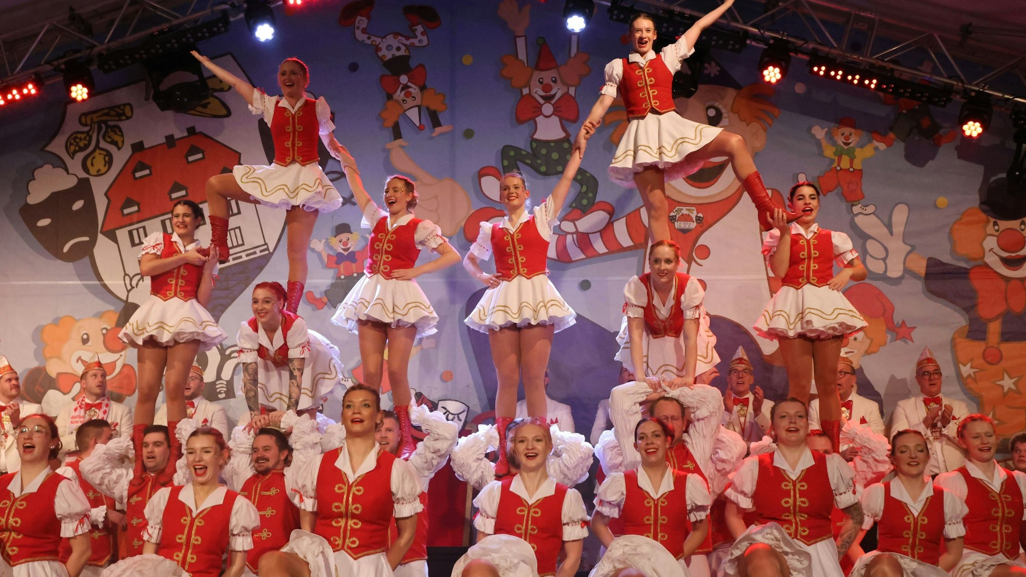 Die Denklinger Burggarde bei ihrem Auftritt im Festzelt.