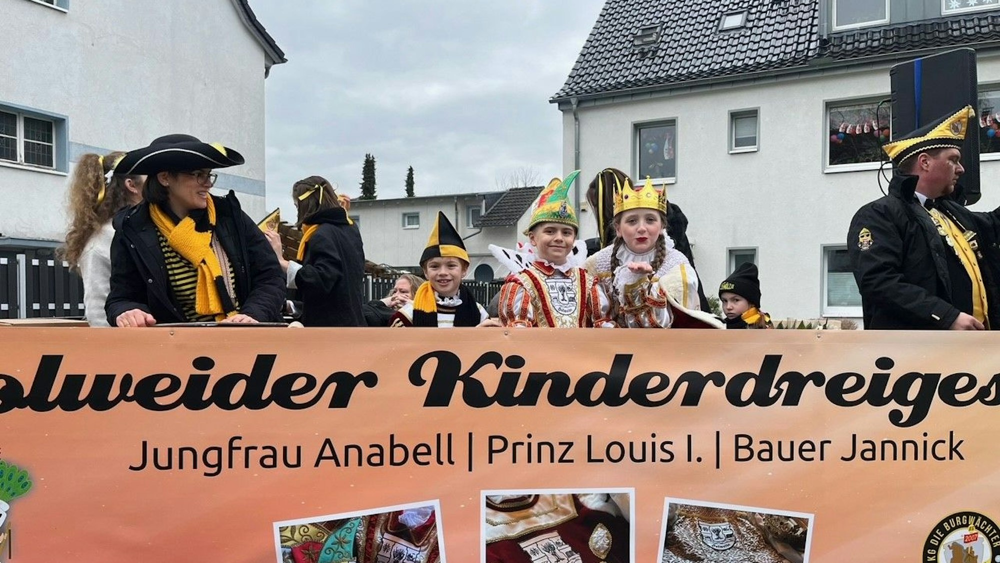 Jungfrau Anabell freut sich über ihre Session als Teil des Kinder-Dreigestirns Holweide.