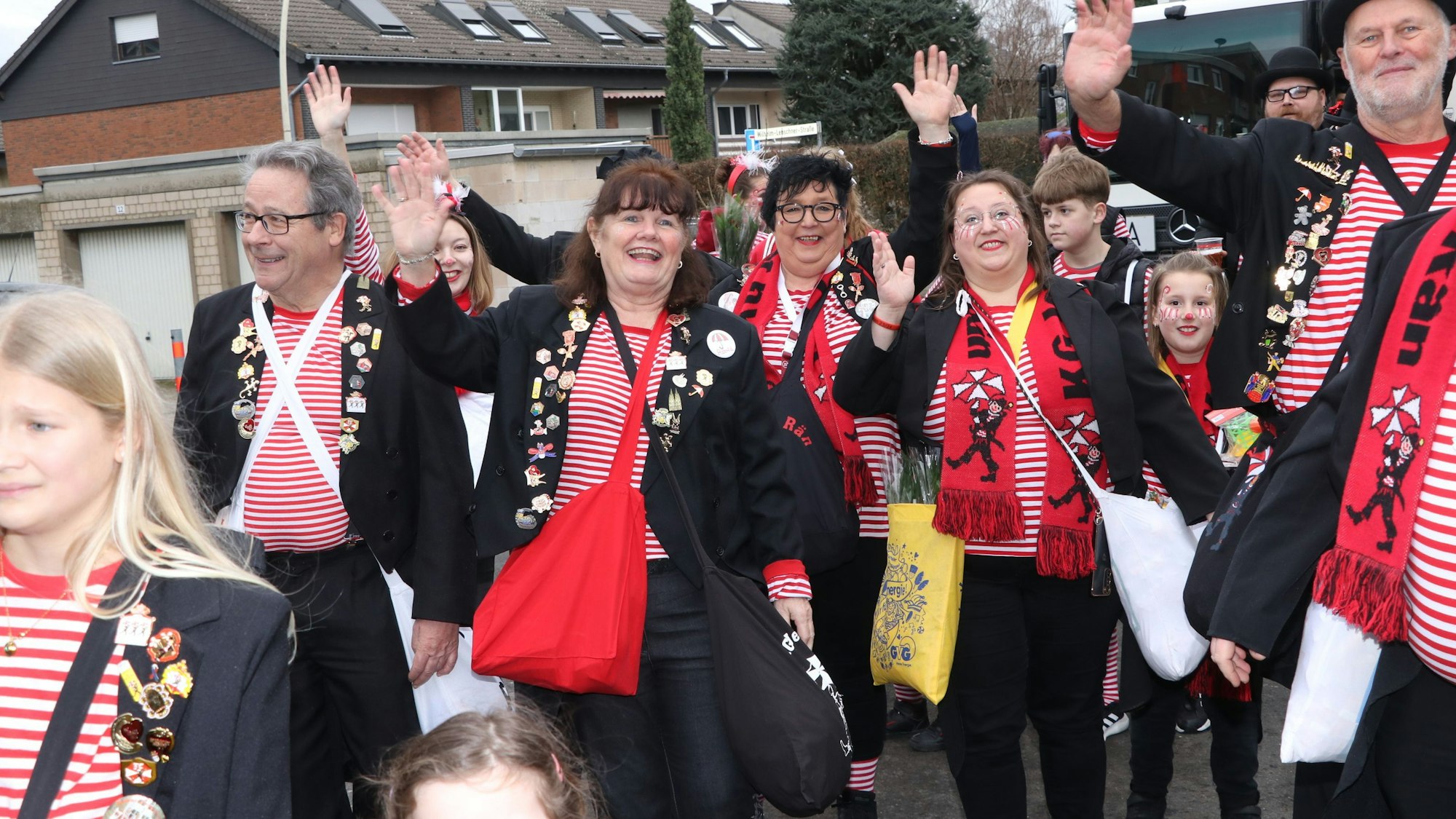 Auf dem Bild ist eine Karnevalsgruppe zu sehen.