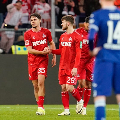 Kölns Torschütze Max Finkgräfe (l) jubelt mit Mannschaftskollegen über das Tor zum 0:1.