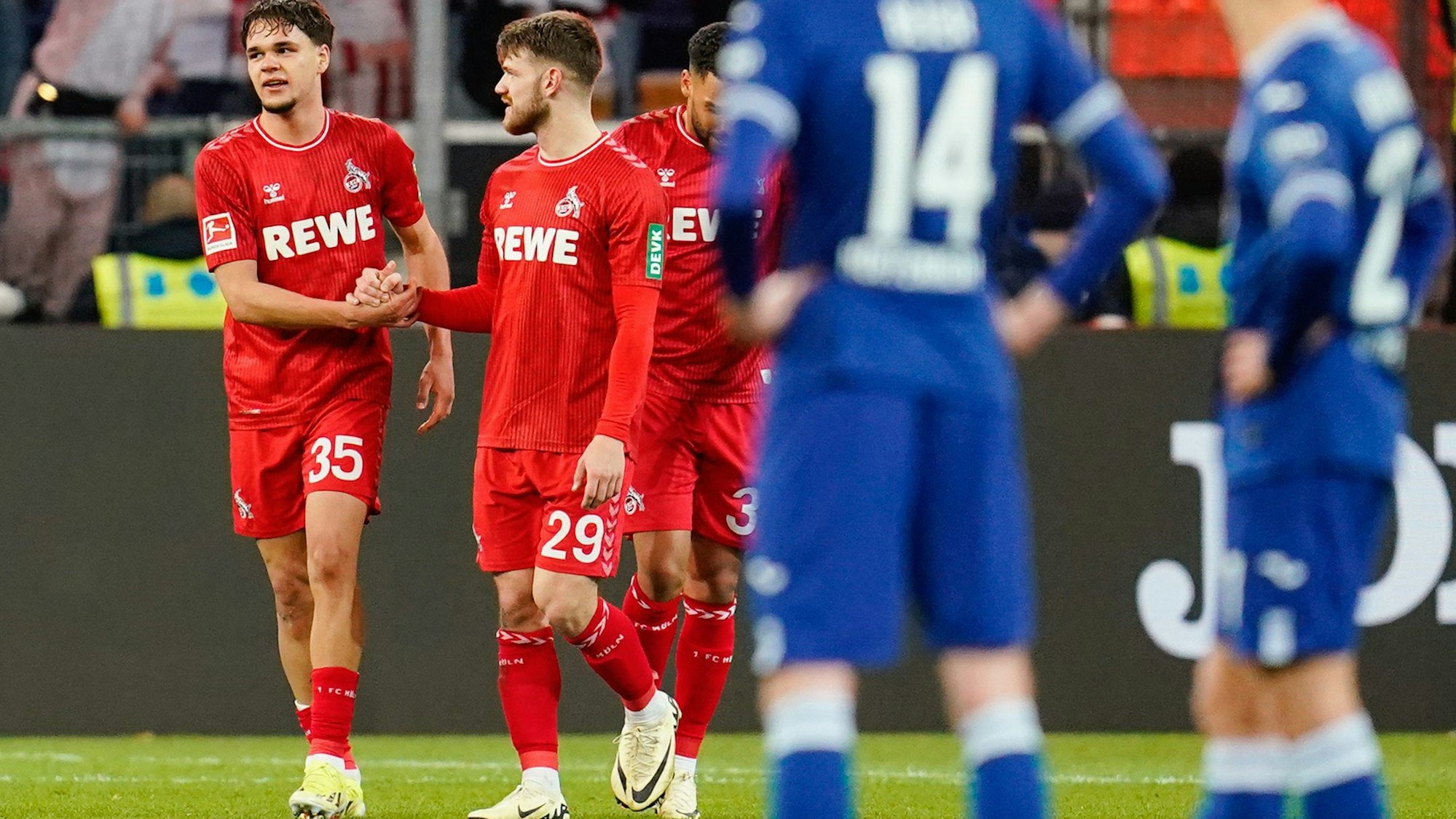 Kölns Torschütze Max Finkgräfe (l) jubelt mit Mannschaftskollegen über das Tor zum 0:1.