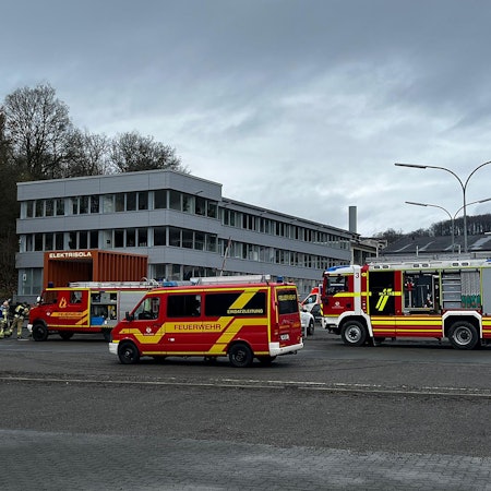 Feuerwehrfahrzeuge vor der Firma Elektrisola.