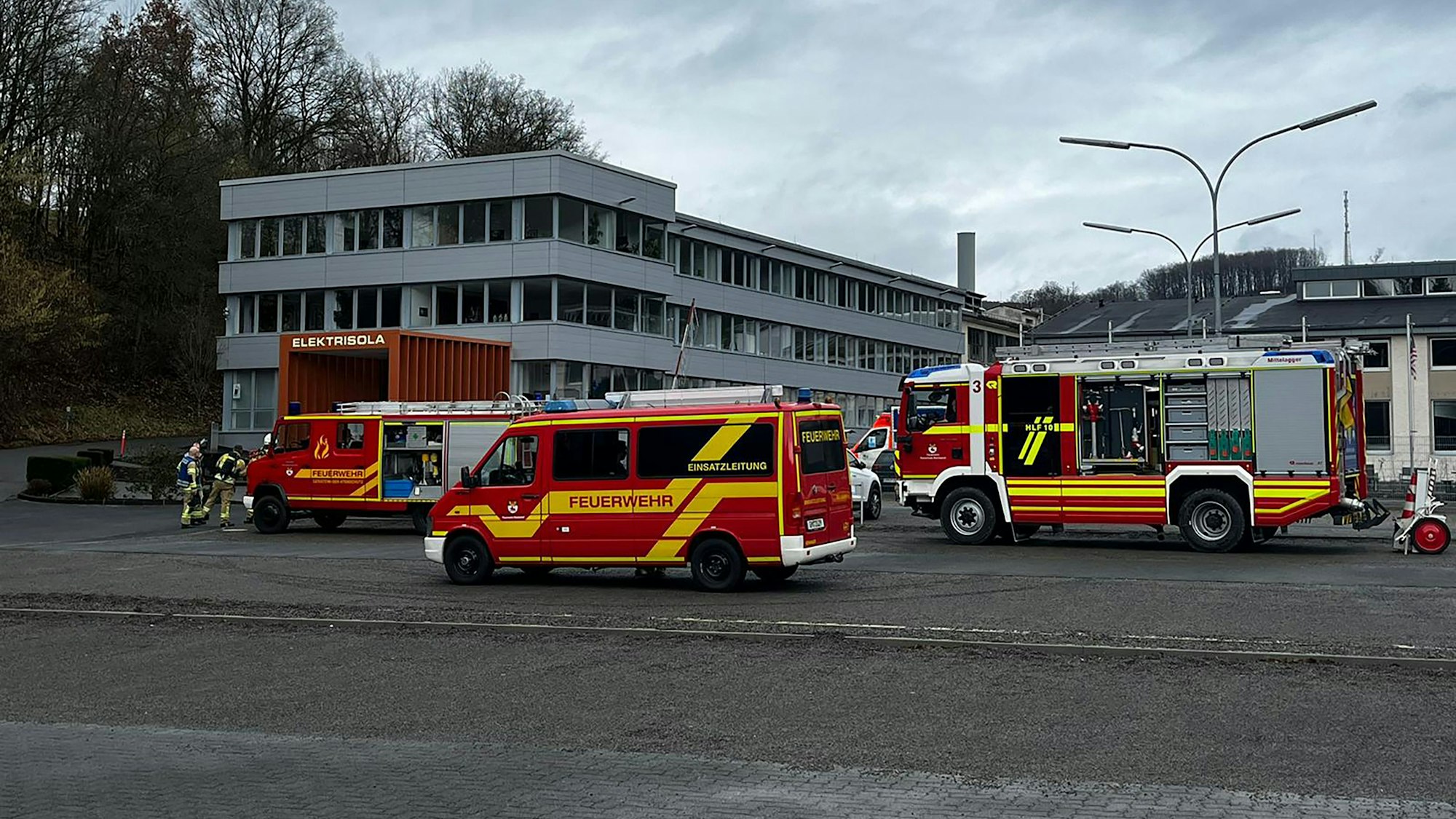 Feuerwehrfahrzeuge vor der Firma Elektrisola.