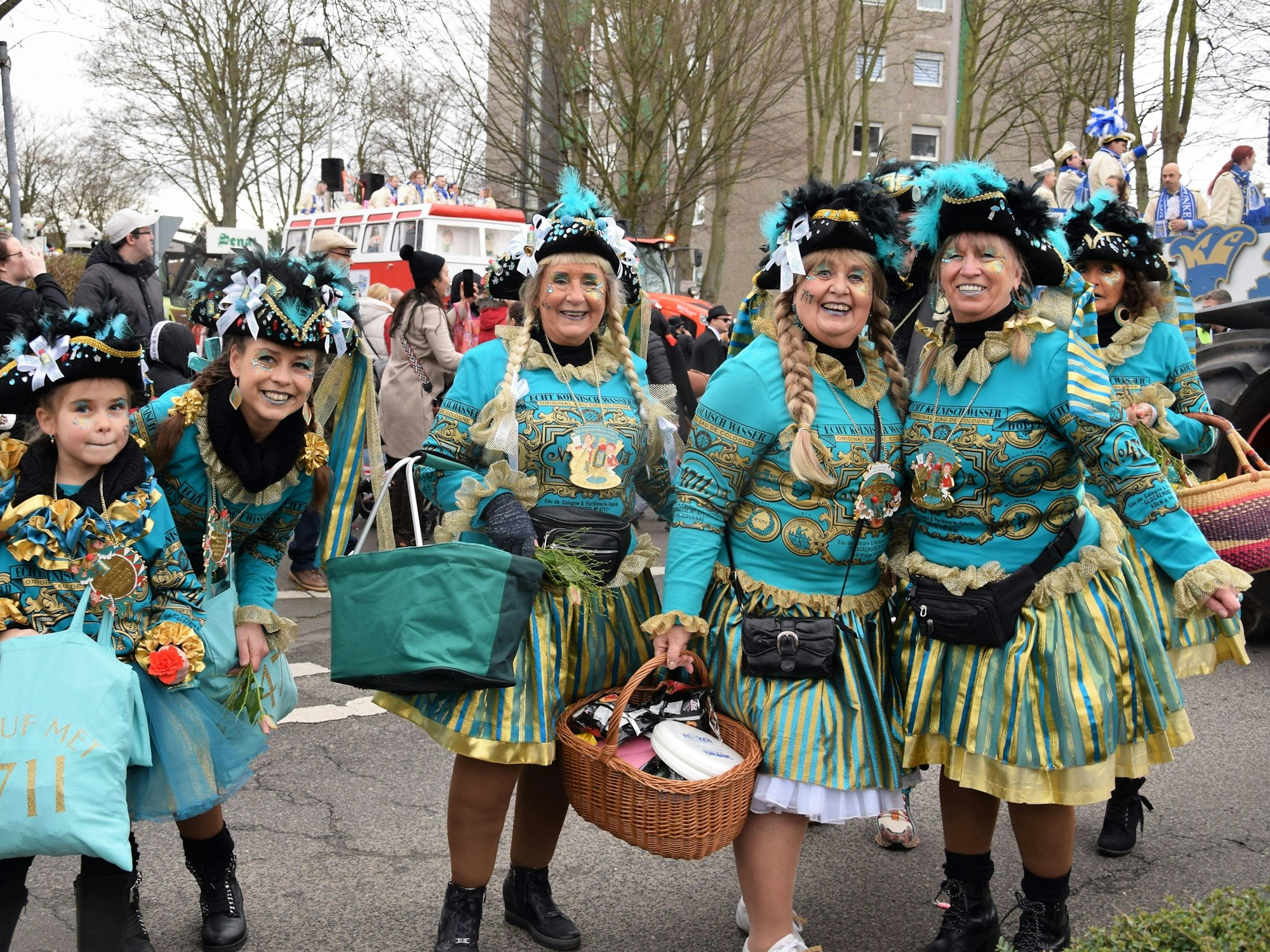 Fröhlich lächelnde Frauen und karnevalistischer Nachwuchs in 4711-Outfit.