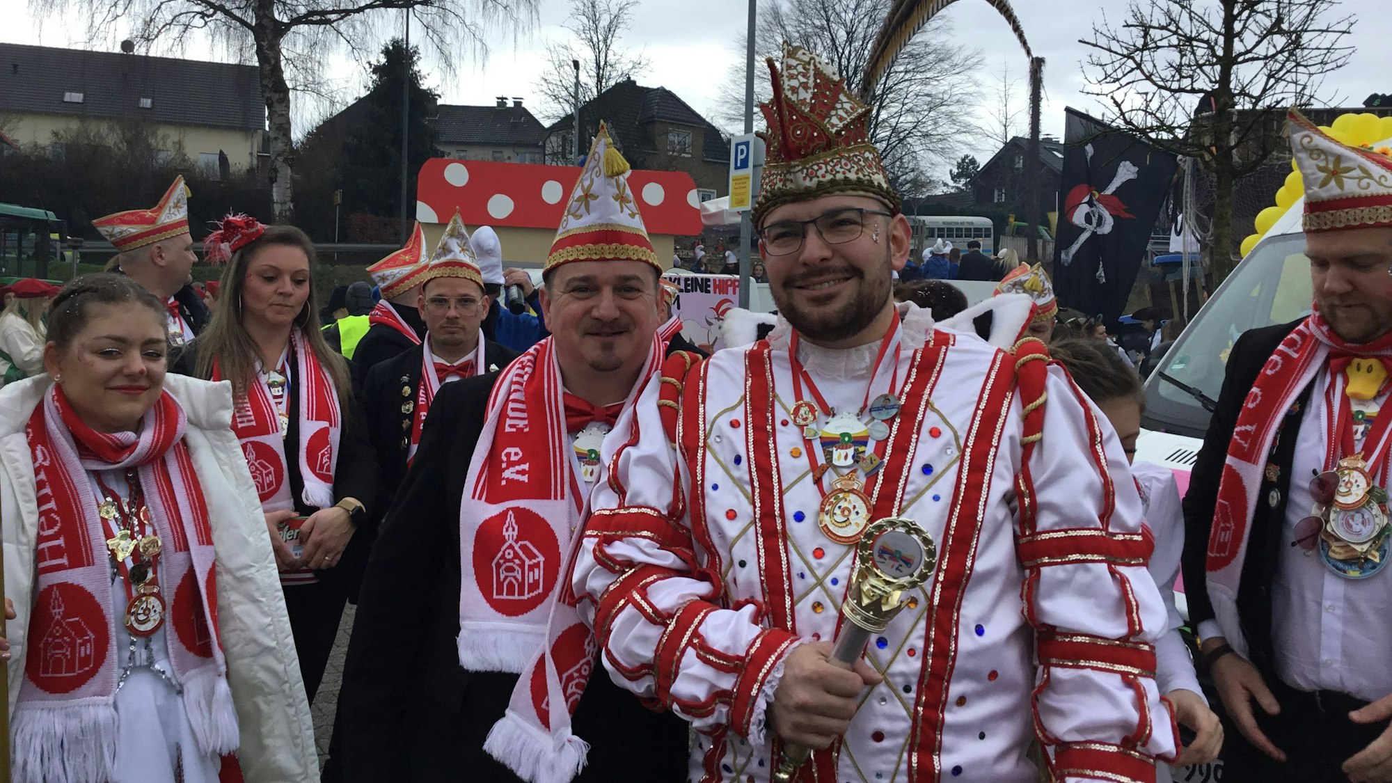 Prinz Dennis I begrüßt mit seinem Gefolge alle Zugteilnehmer.