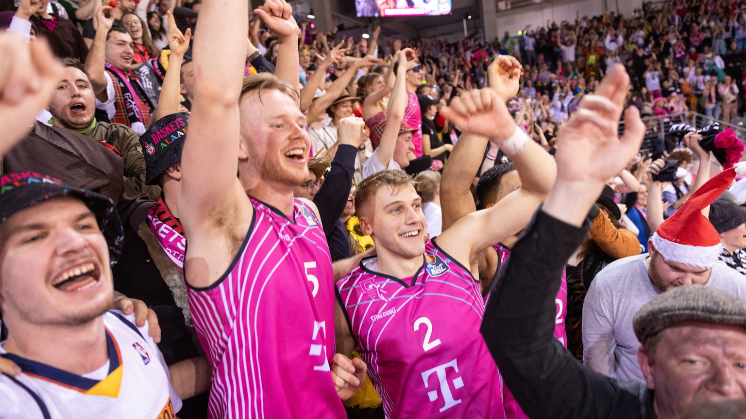 Fans und Spieler feierten nach dem Spiel gemeinsam auf der Stehplatztribüne.