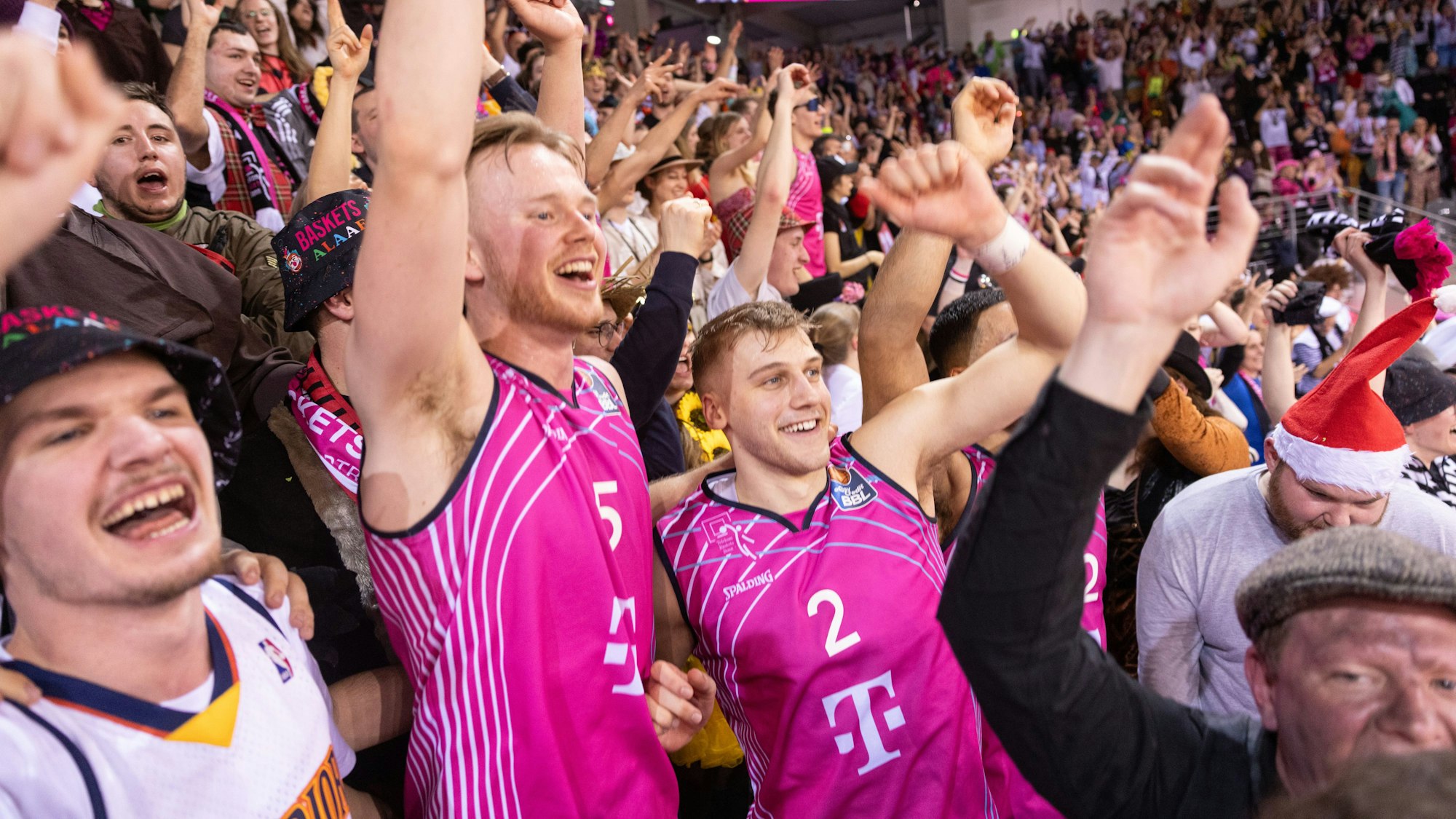 Fans und Spieler feierten nach dem Spiel gemeinsam auf der Stehplatztribüne.