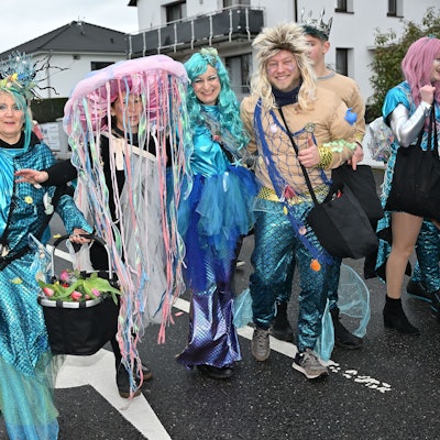 Neptun, Meerjungfrauen und Quallen waren bei den „Jecken Höhnern“ im Karnevalszug in Rösrath-Forsbach zu sehen.