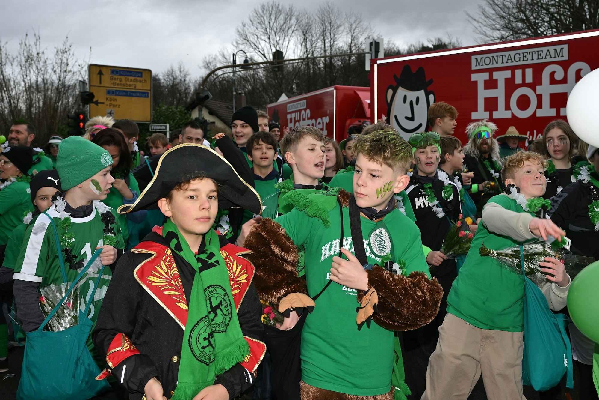 Der Karnevalszug in Rösrath-Forsbach brachte Jung und Alt auf die Beine.