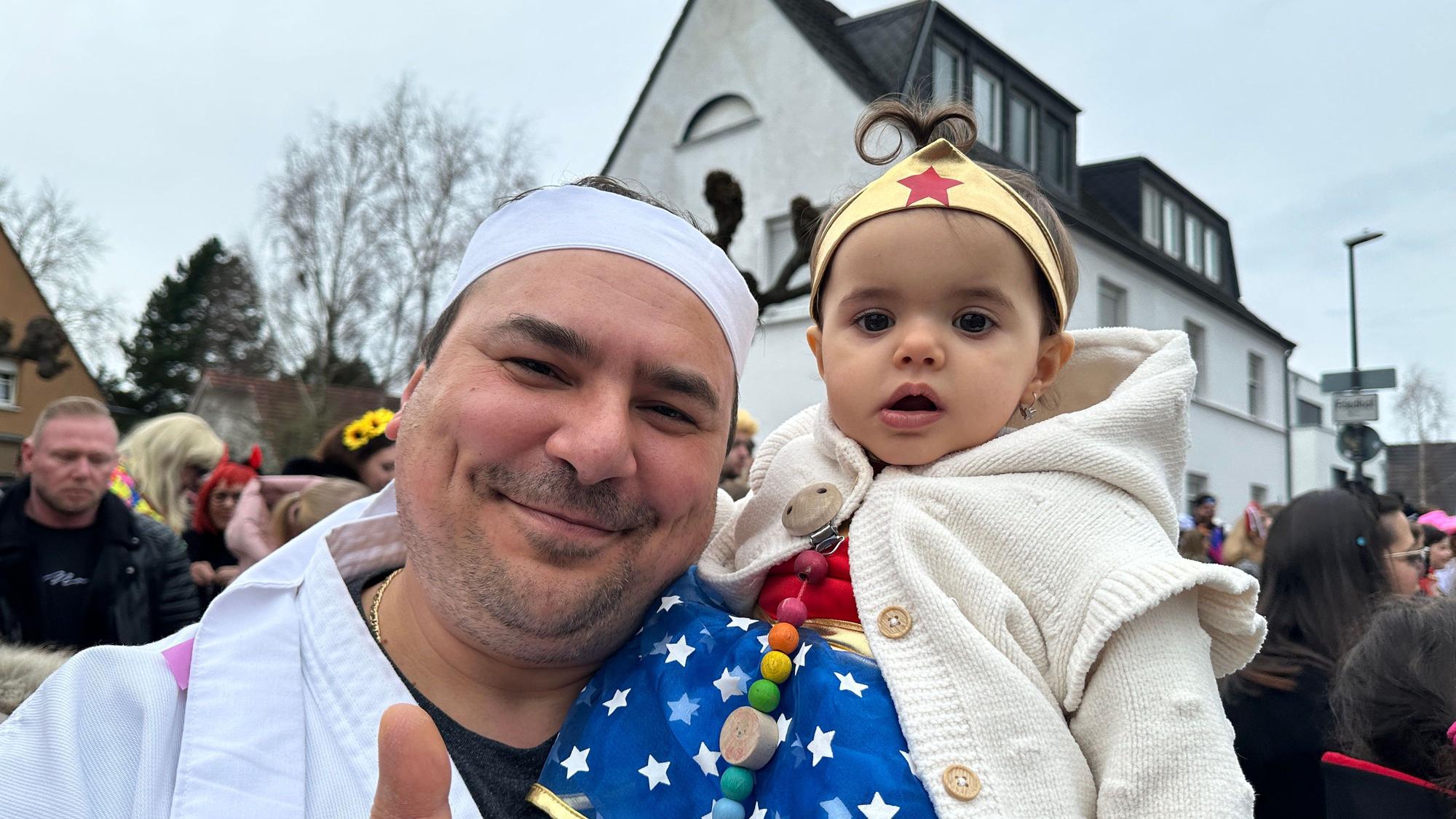 Jecke beim Zug in Weiß