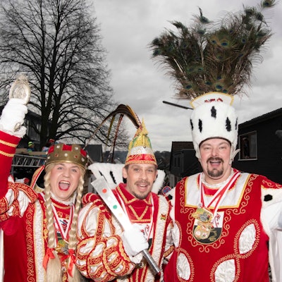 Das Lindlarer Dreigestirn auf seinem Wagen beim Umzug durch den Ortskern.
