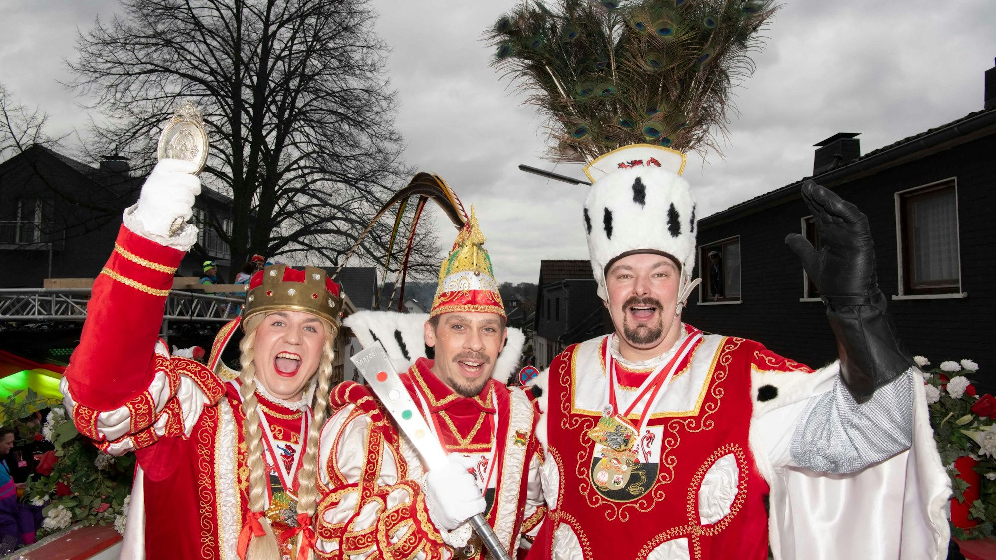 Das Lindlarer Dreigestirn auf seinem Wagen beim Umzug durch den Ortskern.