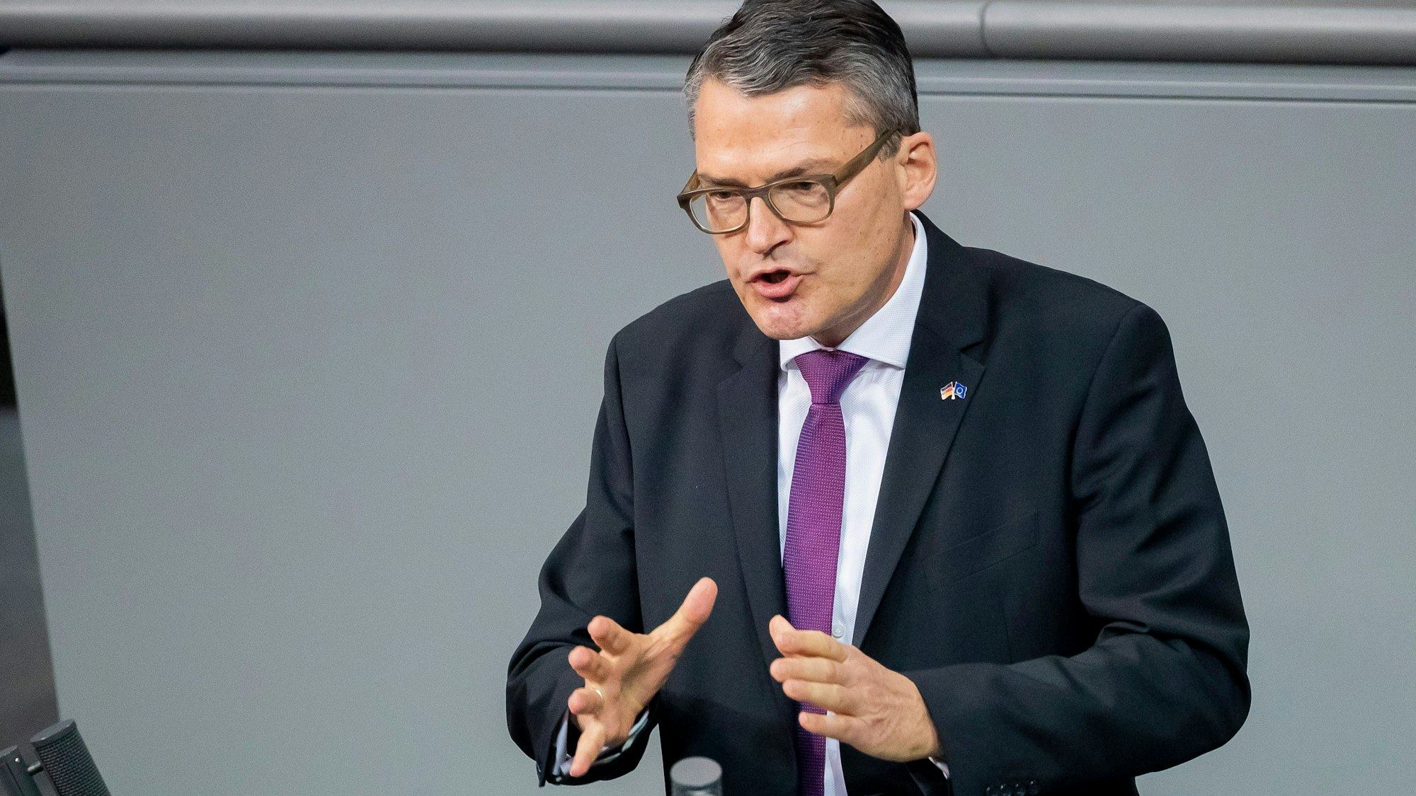 Roderich Kiesewetter (CDU), Mitglied des Deutschen Bundestages, spricht während einer Debatte. Der Bundeswehr-Oberst a.D. fordert, der Ukraine Angriffe auf russische Ministerien und Kommandoposten zu ermöglichen. (Archivbild)