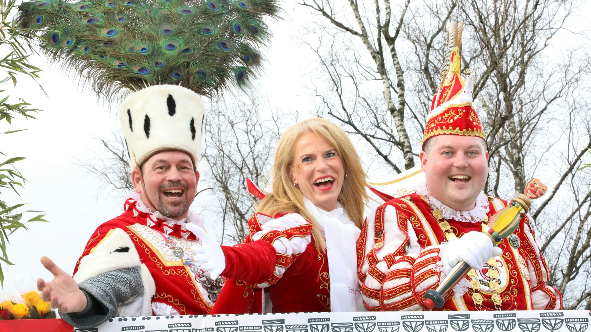 Oberodenthals Dreigestirn, Prinz Philipp I. (Löhe), Bauer Thomas (Löhe) und Jungfrau Steffi (Stephanie König), steht auf dem Dreigestirnswagen.