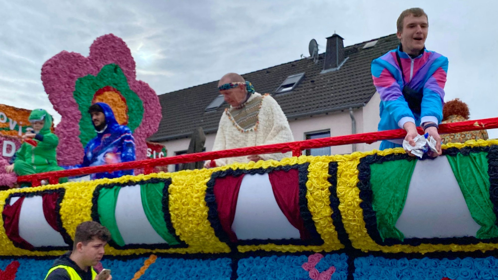 Die Bürgergesellschaft Vochem hatte ihren Wagen in einen VW Bus „Peace and love“ verwandelt.