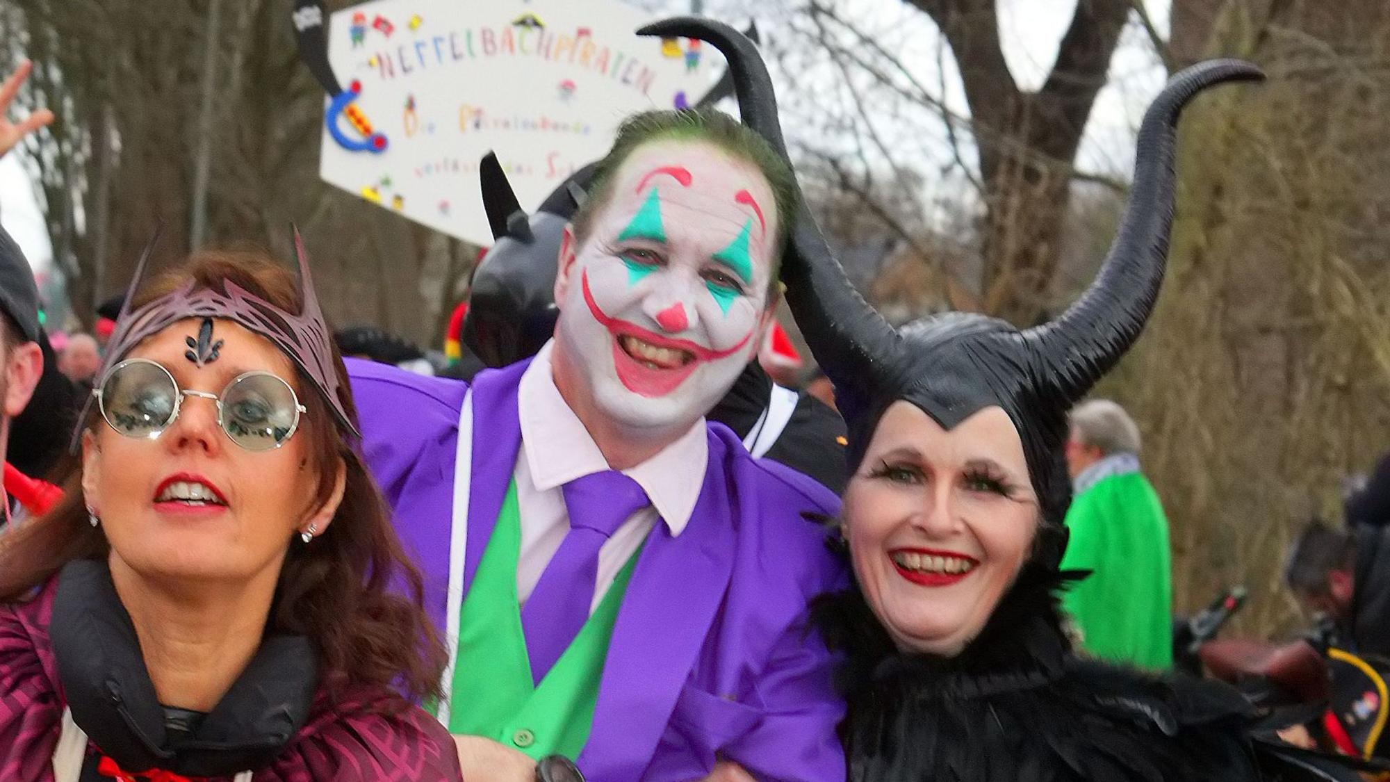 Ein Joker und eine böse Fee aus dem Märchen Schneewittchen.