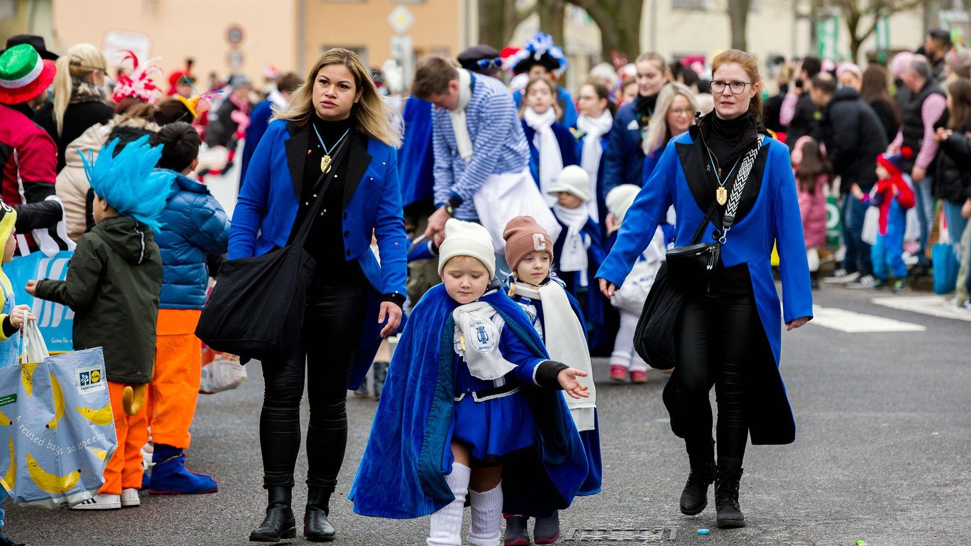 Kinder und Erwachsene laufen auf dem Worringen Kinderkarnevalsumzug mit.