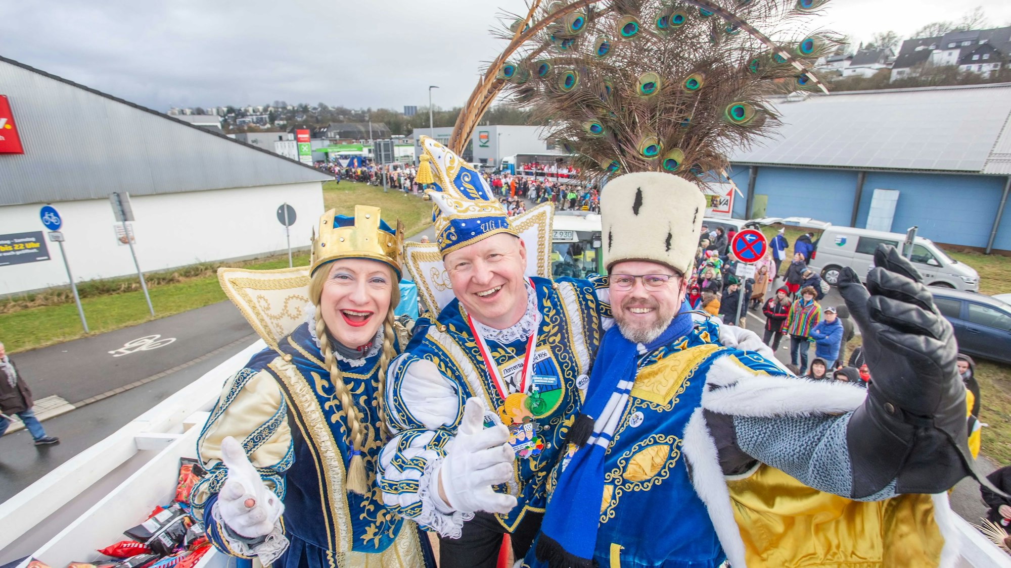 Das Wipperfürther Dreigestirn auf seinem Karnevalswagen.