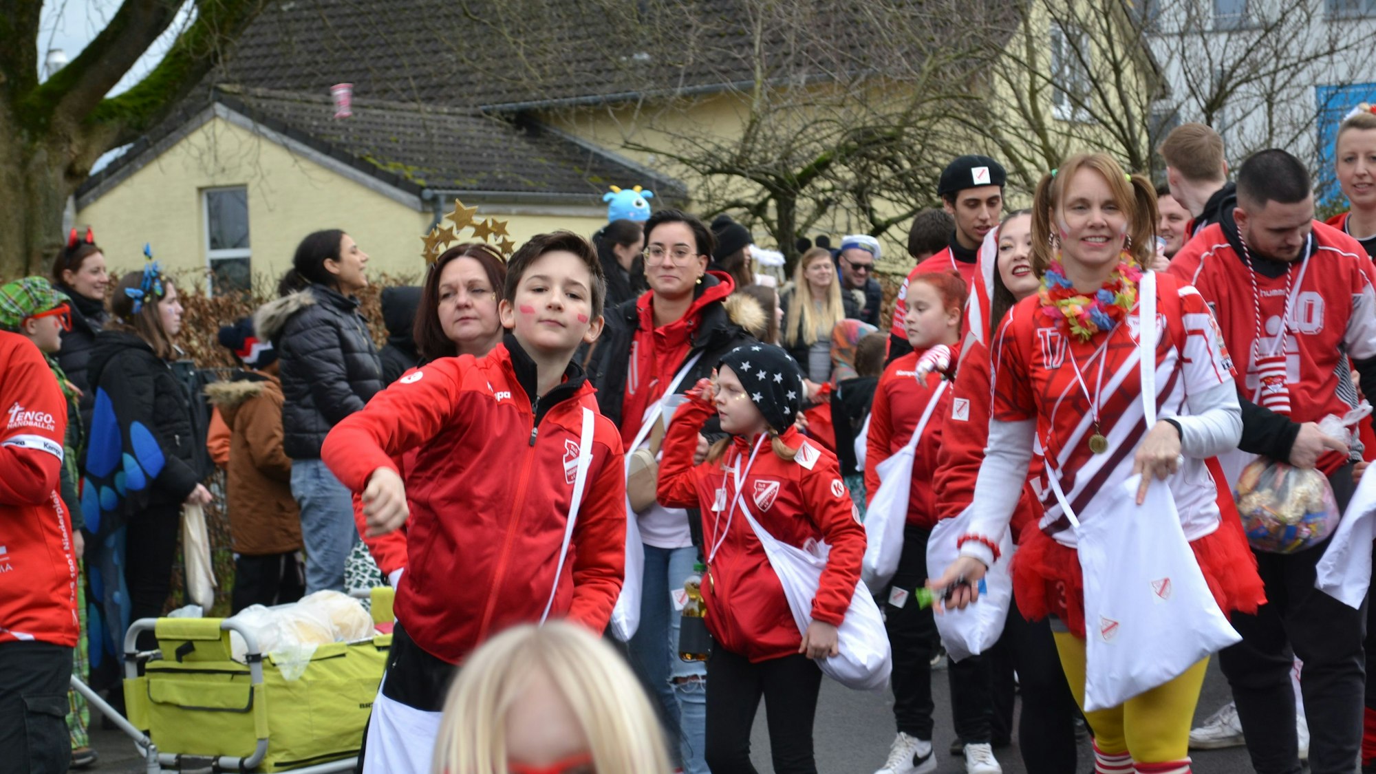 Die Jecken am Rande des Zugweges konnten sich über jede Menge Kamelle freuen.