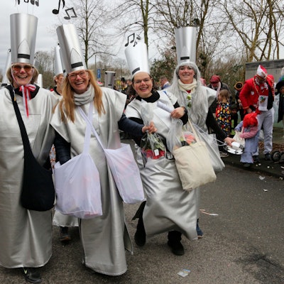 Auf dem Foto sind Mitglieder der Chöre der Abtei Brauweiler als Orgelpfeifen verkleidet zu sehen.
