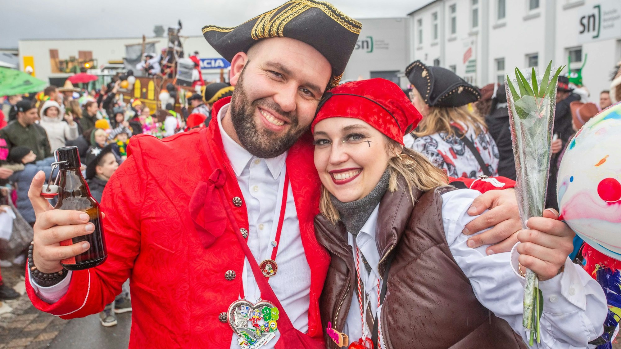 Ein Mann und eine Frau sind als Piraten verkleidetet und lachen in die Kamera.