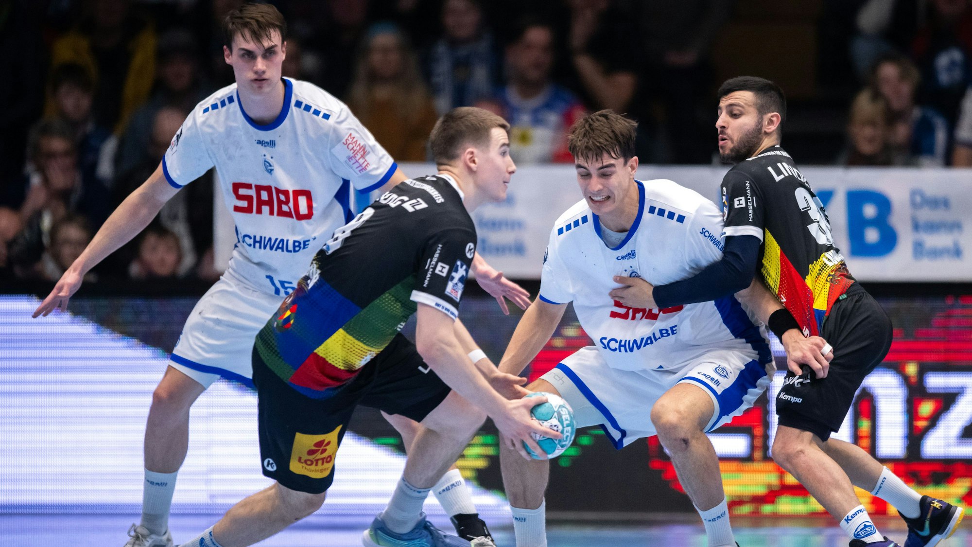 Die Handballer Julian Köster und Miro Schluroff vom VfL Gummersbach in einer Spielsituation gegen Eisenach.