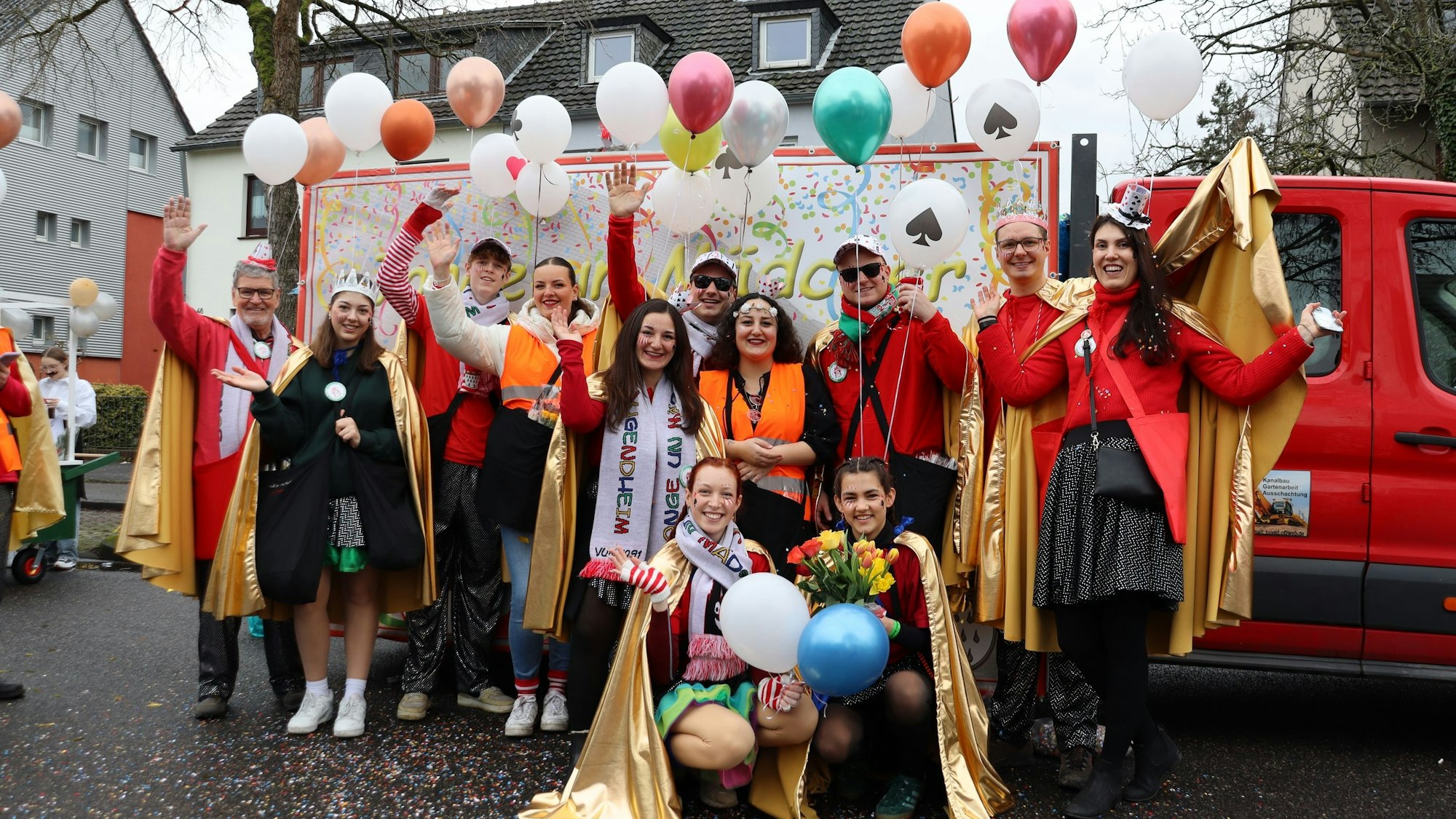 Die "Junge un Mädcher vom Jugendheim" schmückten sich mit Luftballons.