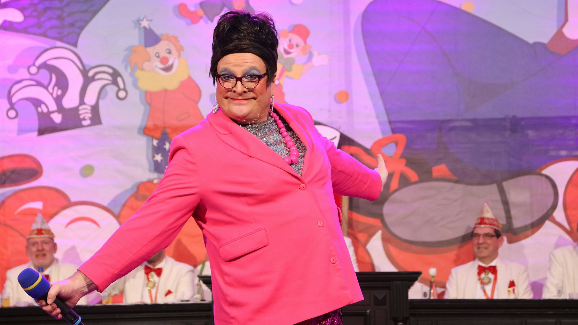 Lieselotte Lotterlappen bei ihrem Auftritt auf der Bühne der Prunksitzung in Denklingen.