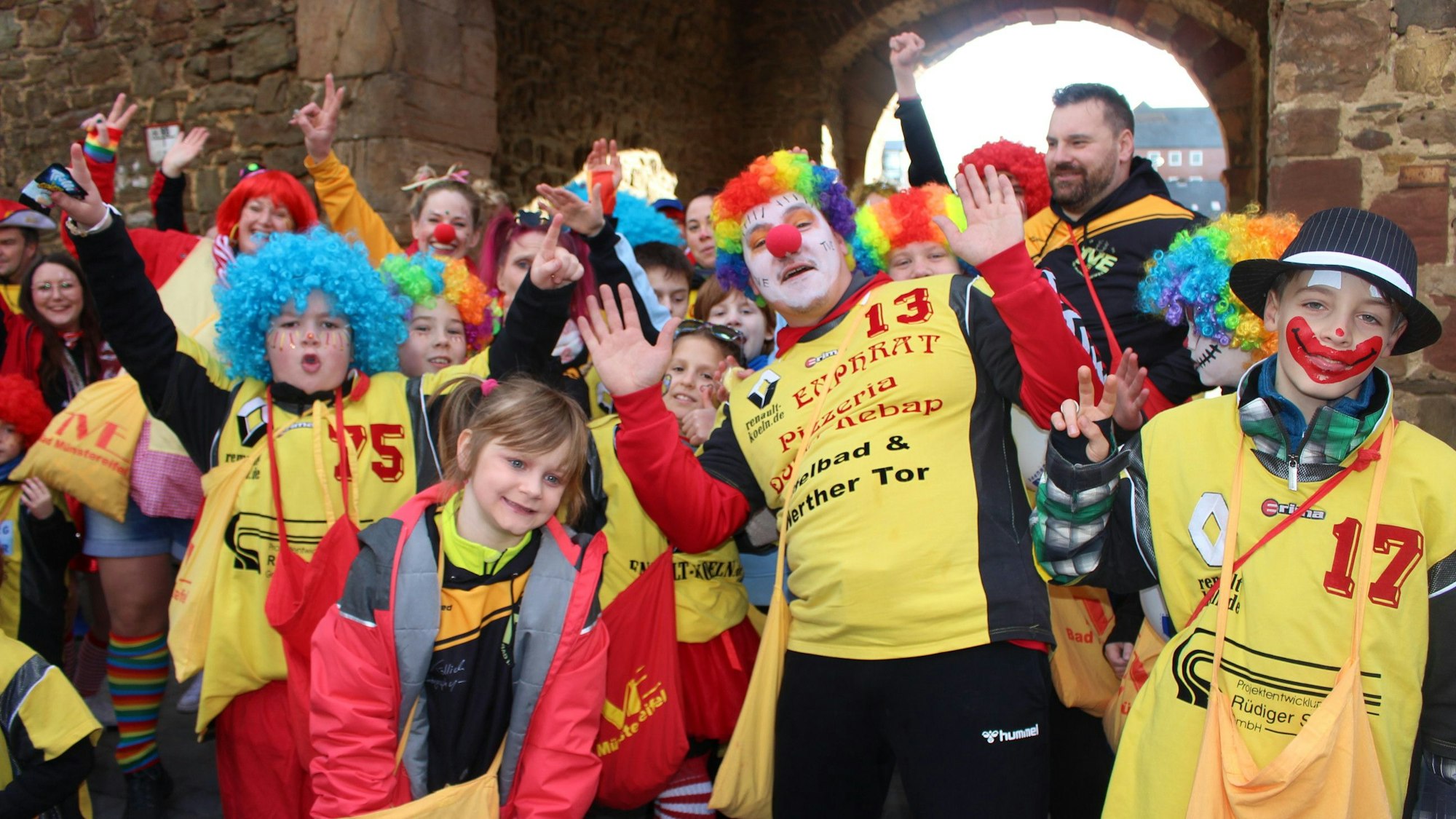 Kein Zoch ohne die TVE-Clowns: Mit 70 Leuten waren sie am Start und brachten so richtig Farbe in den Münstereifeler Zoch.