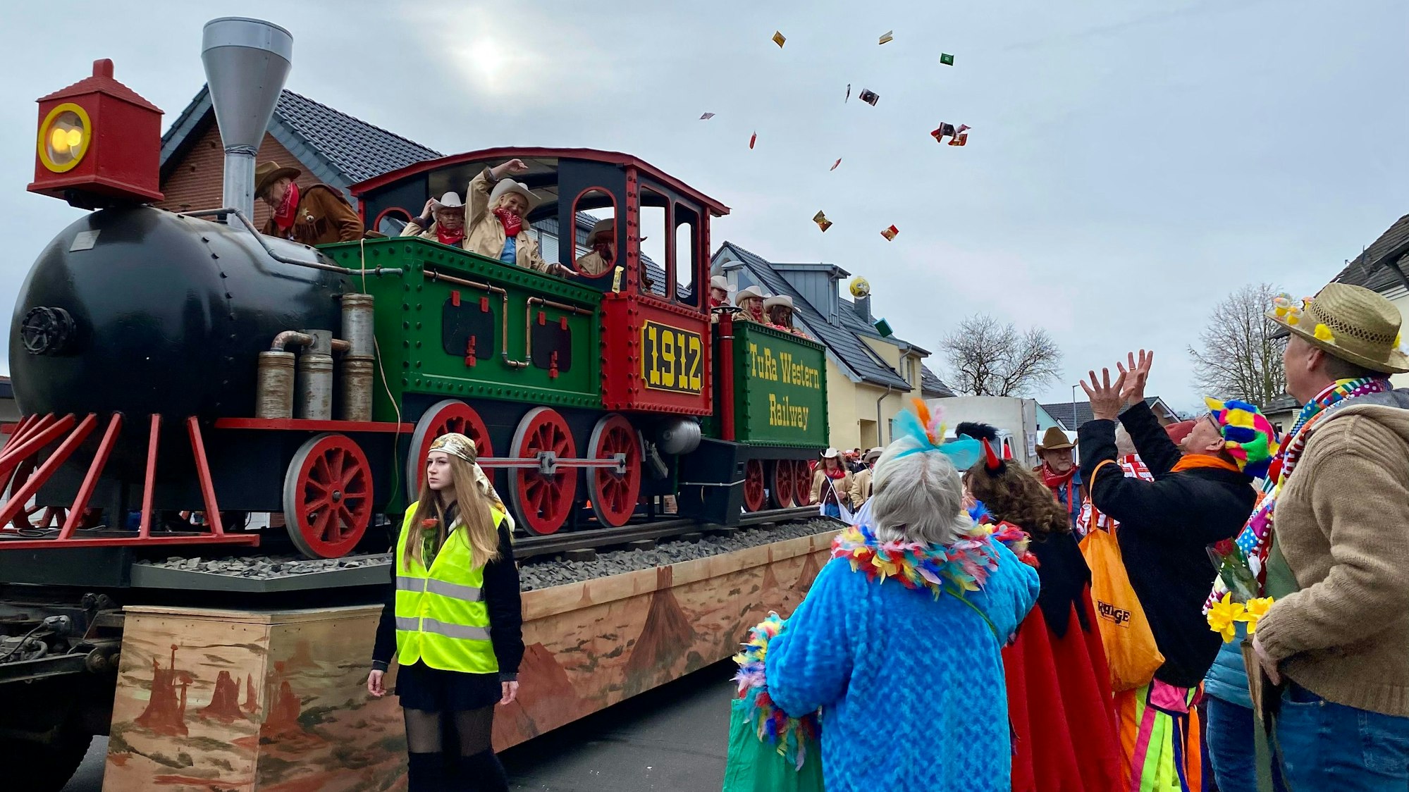 Auf dem Foto ist eine nachgebaute Dampflok zu sehen.