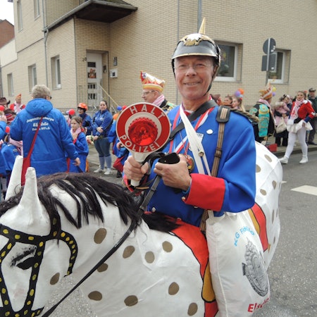 Reinhold Neb ist 25 Jahre als Polizist auf dem Pferd im Zug, er setzt ie Familientradition seines Vaters fort.