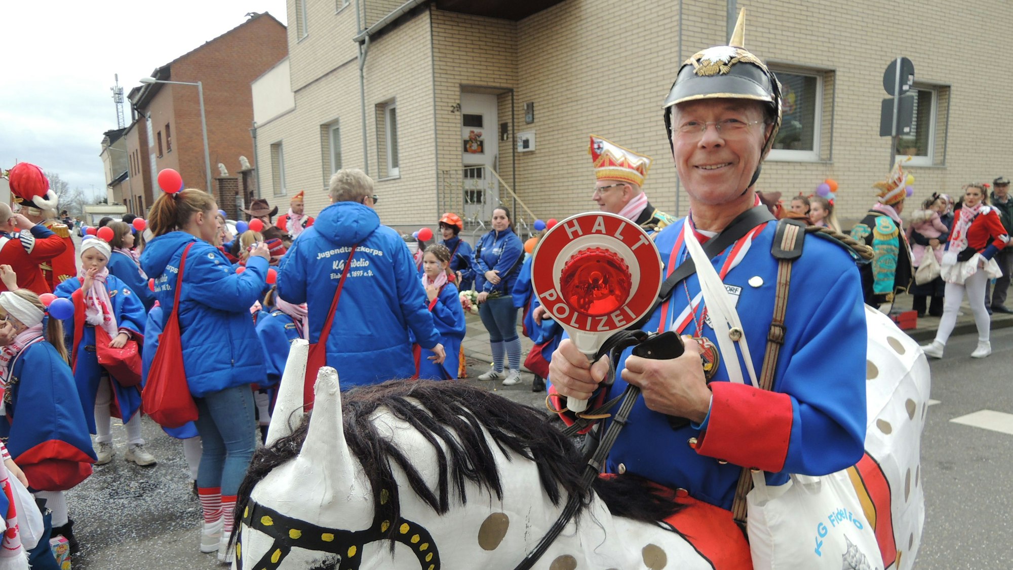 Reinhold Neb ist 25 Jahre als Polizist auf dem Pferd im Zug, er setzt ie Familientradition seines Vaters fort.