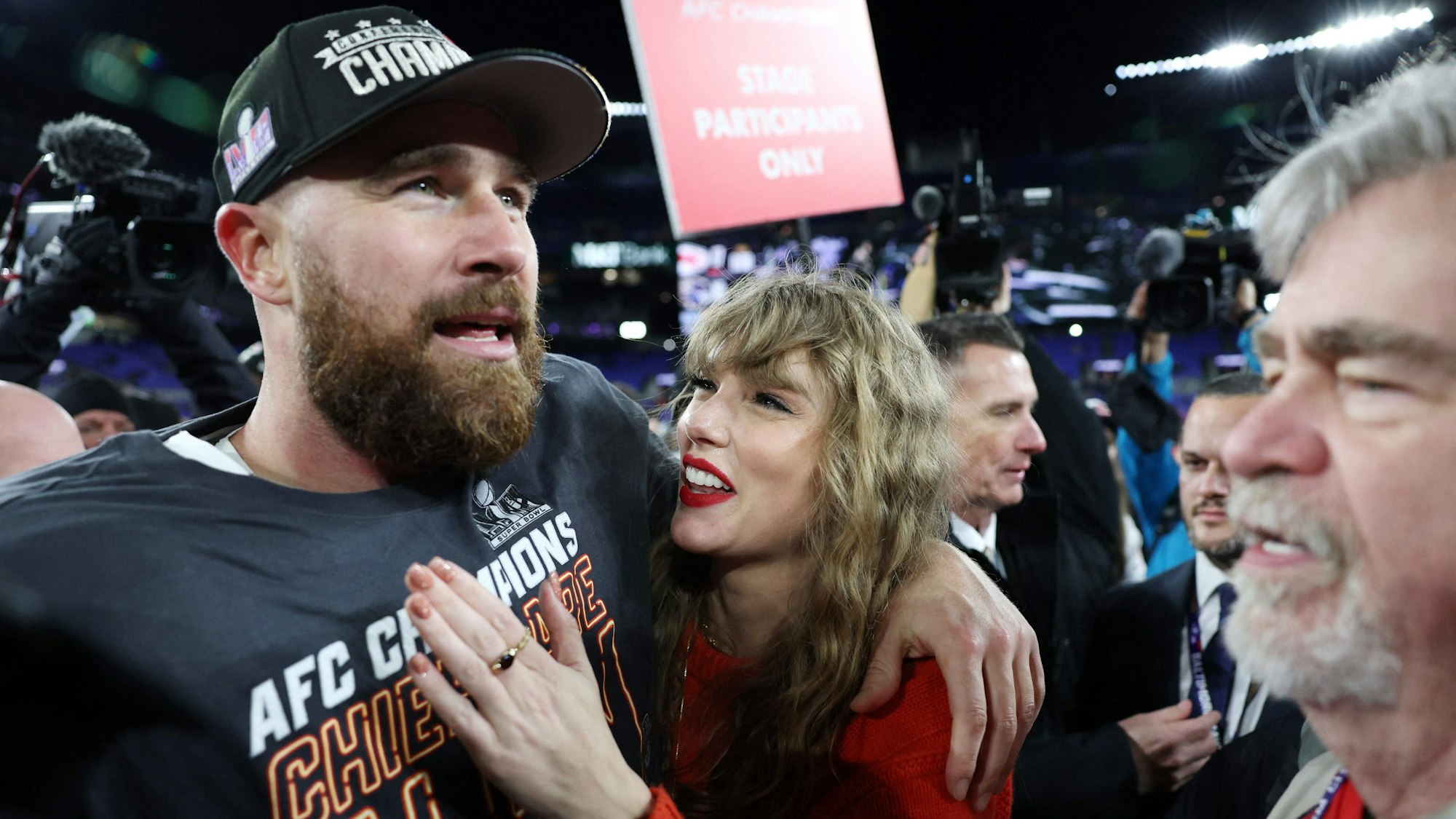 BALTIMORE, MARYLAND - JANUARY 28: Travis Kelce #87 of the Kansas City Chiefs celebrates with Taylor Swift after a 17-10 victory against the Baltimore Ravens in the AFC Championship Game at M&T Bank Stadium on January 28, 2024 in Baltimore, Maryland. Patrick Smith/Getty Images/AFP (Photo by Patrick Smith / GETTY IMAGES NORTH AMERICA / Getty Images via AFP)
