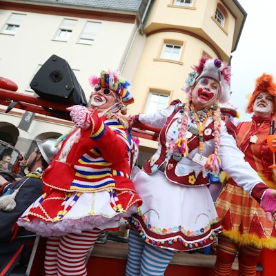 Drei Clowinnen in kunterbunten Kostümen.