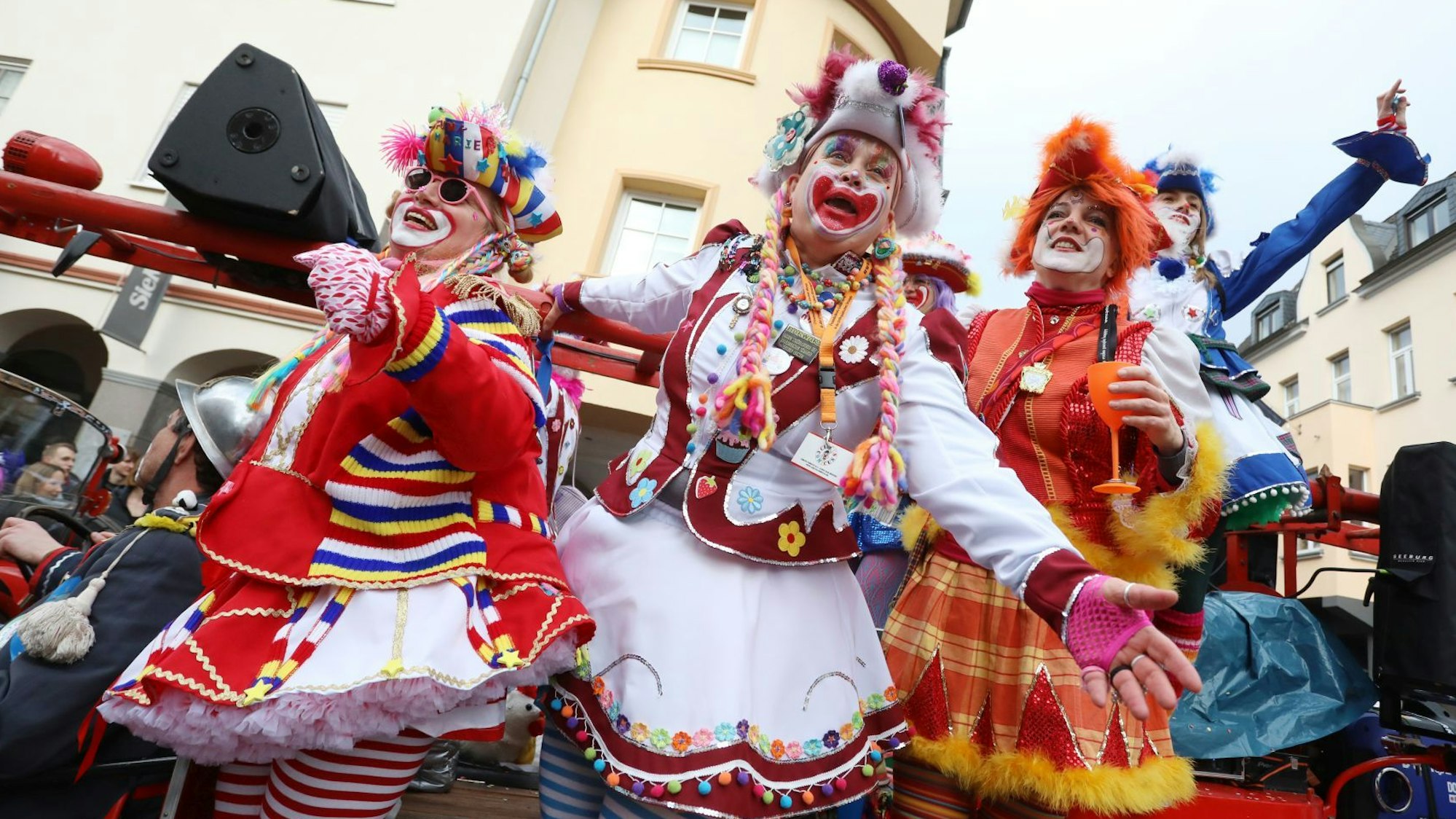 Drei Clowinnen in kunterbunten Kostümen.