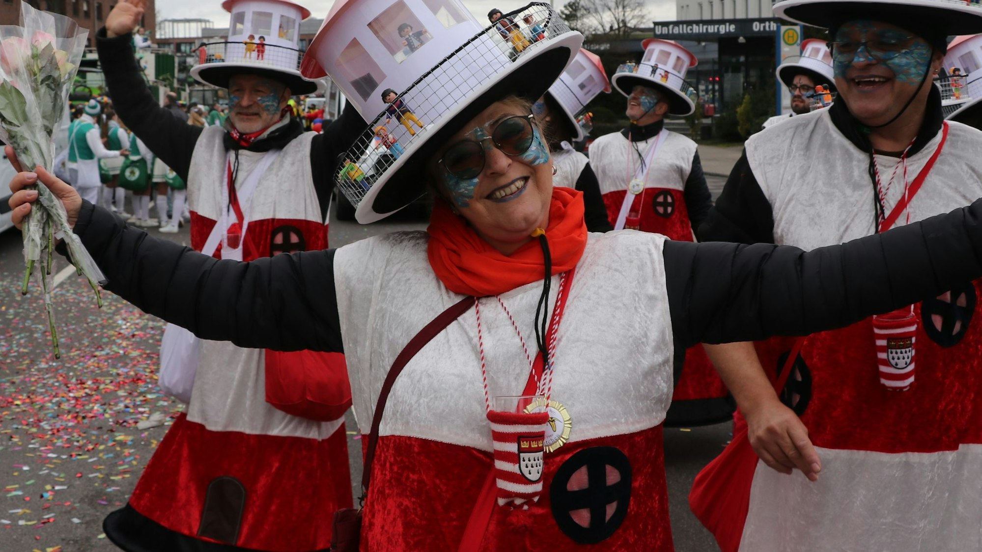 Auf dem Bild ist eine kostümierte Fußgruppe zu sehen.