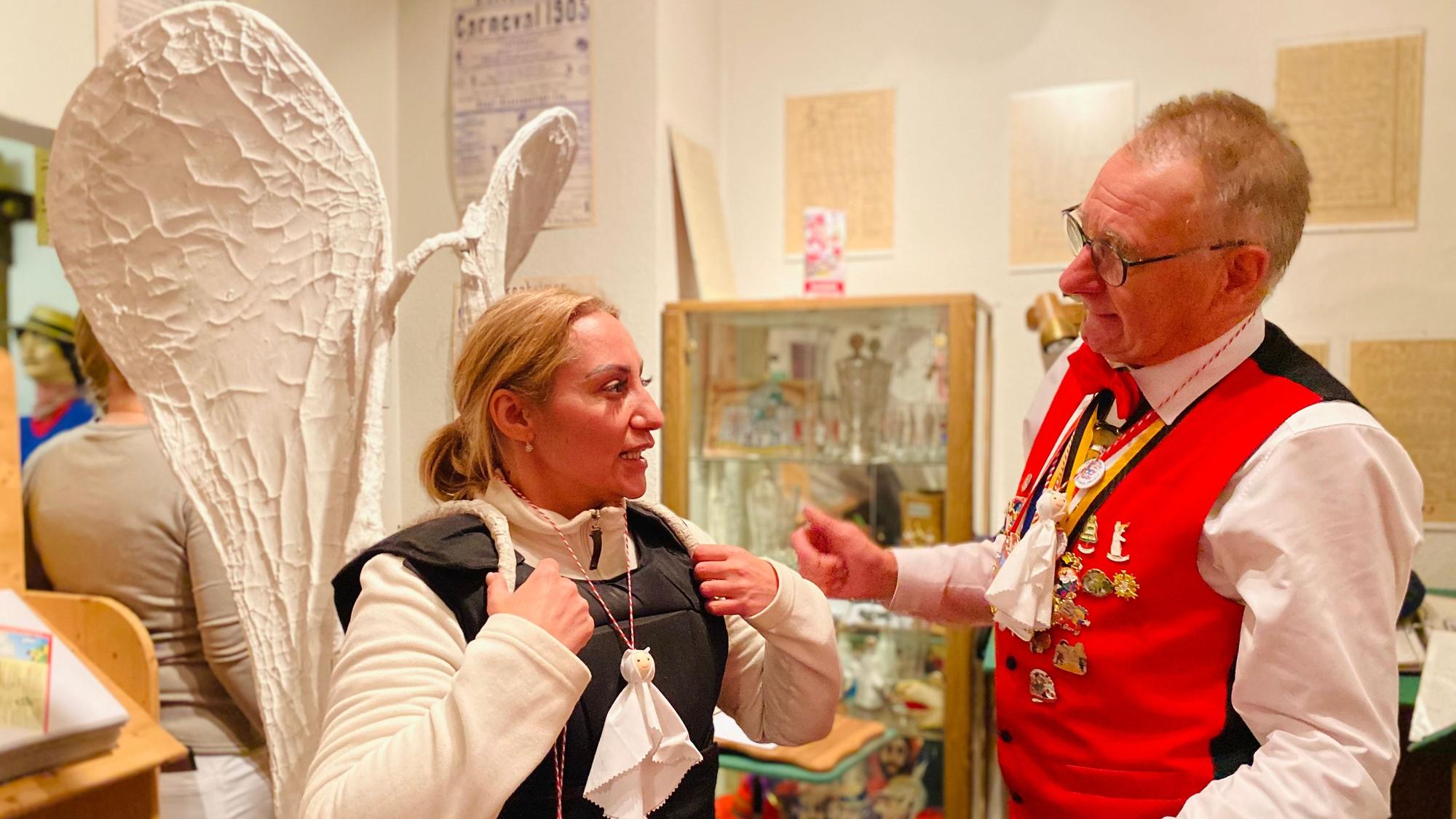 Prinzessin Dilek wird in Blankenheim als Obergeist eingekleidet. Doch die Flügel sind ihr zu groß, bislang haben nur große Männer sie getragen.
