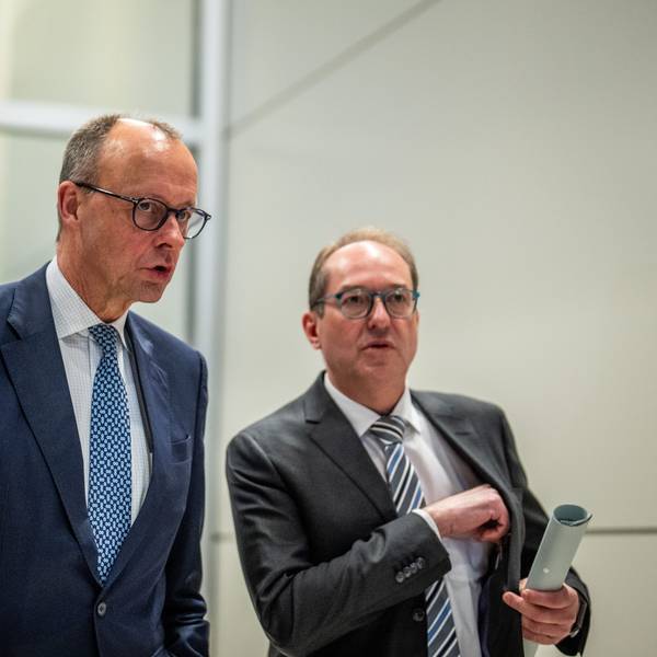 29.01.2024, Berlin: Friedrich Merz, CDU-Bundesvorsitzender und Fraktionsvorsitzender der CDU/CSU-Fraktion im Bundestag (l) kommt mit Alexander Dobrindt, CSU-Landesgruppenchef, um ein Pressestatement abzugeben vor Beginn der CDU/CSU Fraktionssitzung. Foto: Michael Kappeler/dpa +++ dpa-Bildfunk +++
